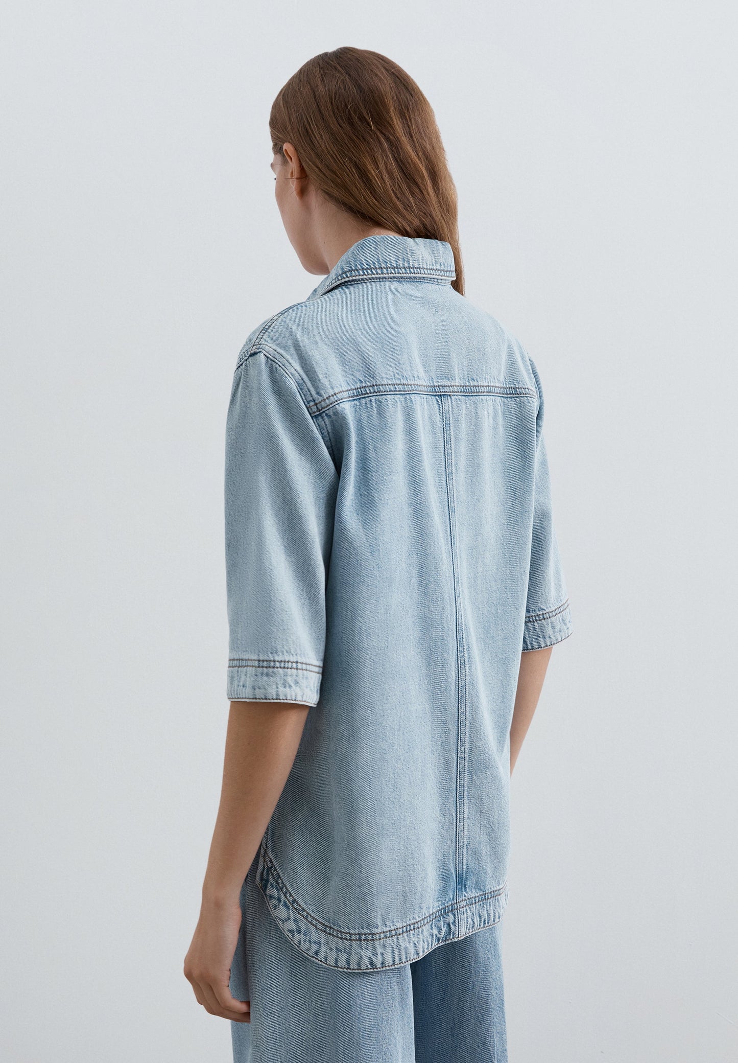 JEANSHEMD MIT KNÖPFEN