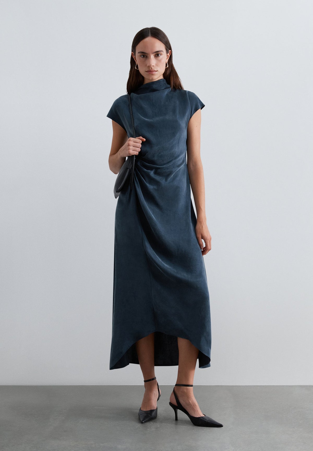 FLIESSENDES KLEID MIT DRAPIERUNG AN DER SEITE