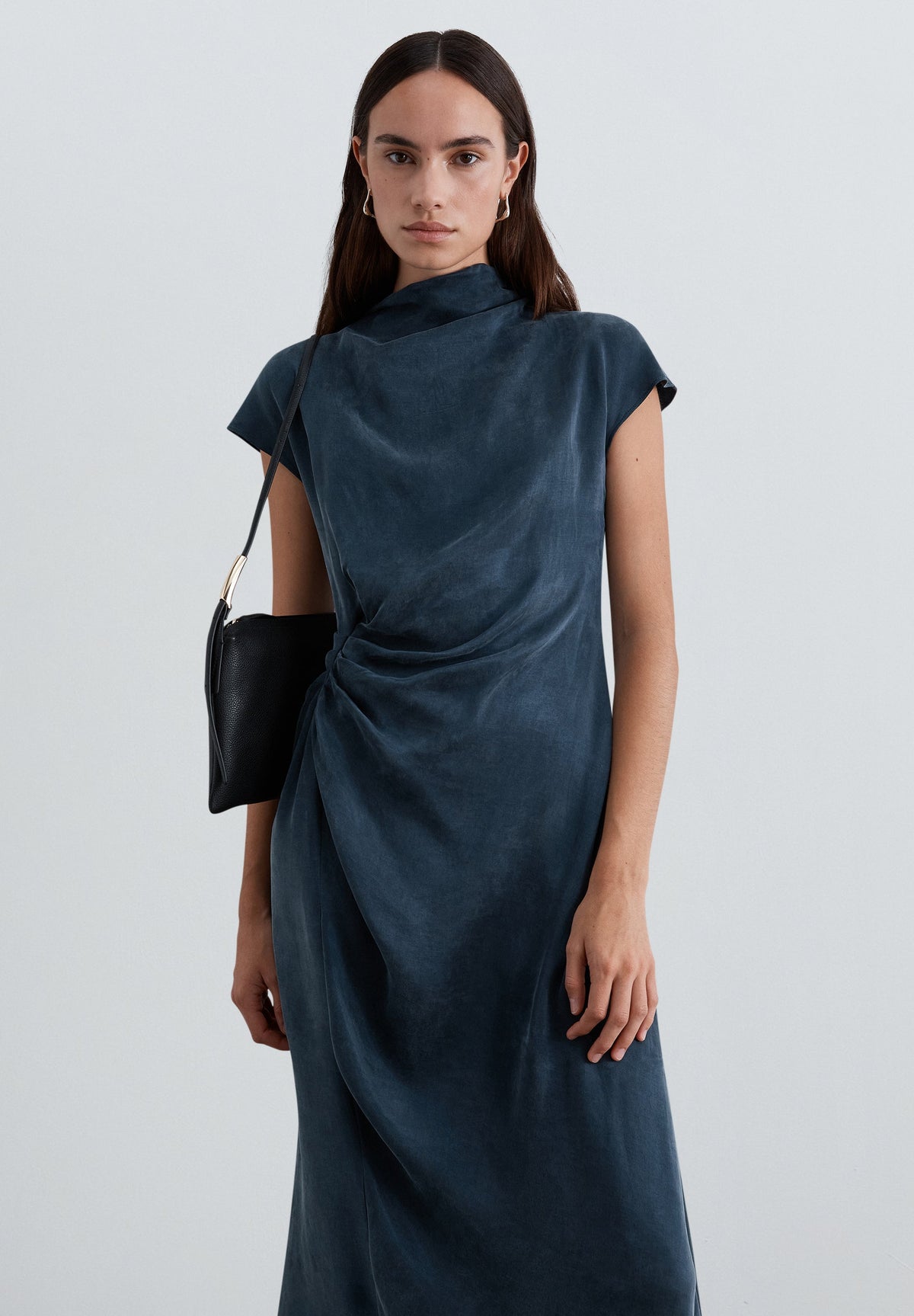 FLIESSENDES KLEID MIT DRAPIERUNG AN DER SEITE