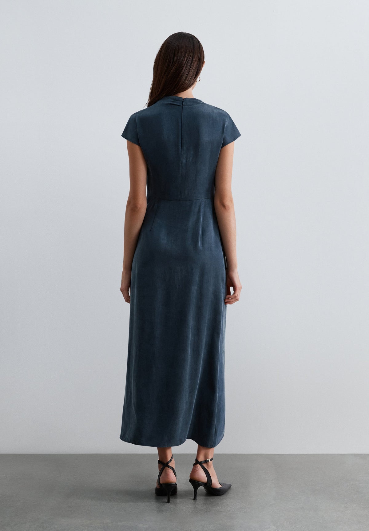 FLIESSENDES KLEID MIT DRAPIERUNG AN DER SEITE
