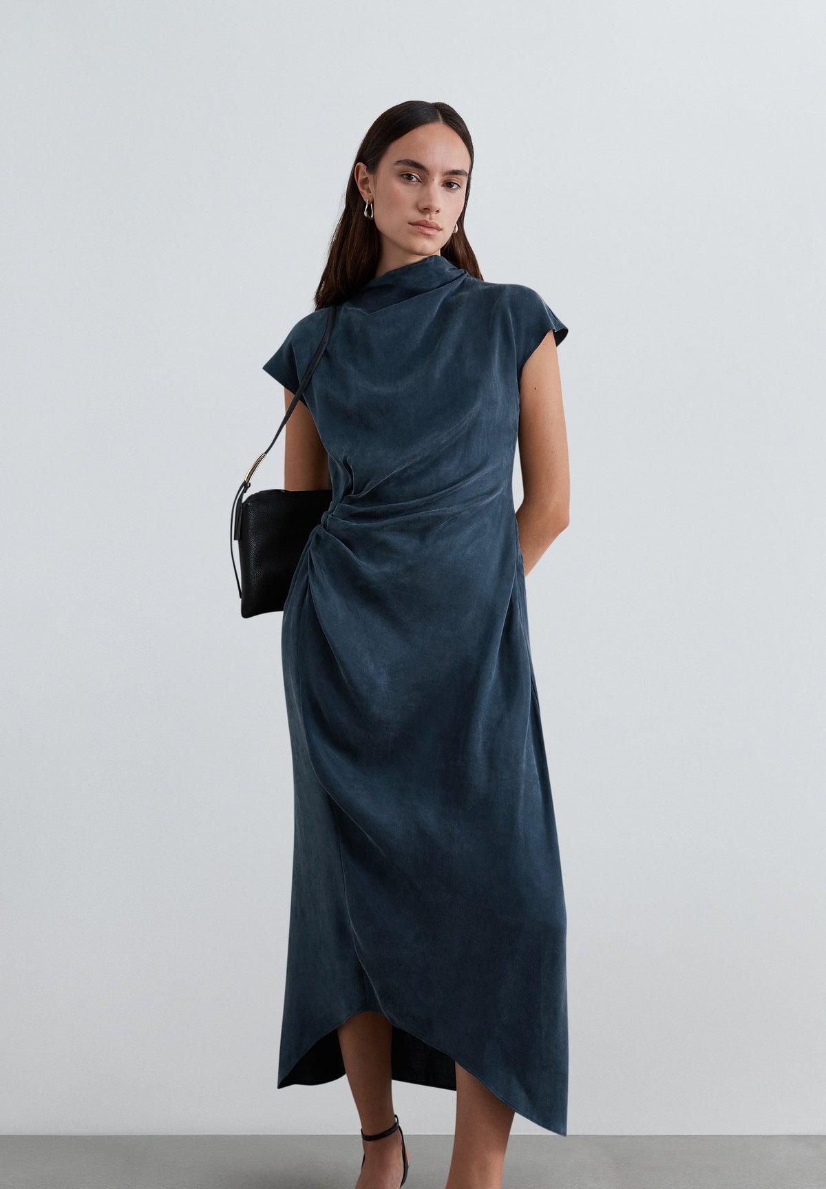 FLIESSENDES KLEID MIT DRAPIERUNG AN DER SEITE