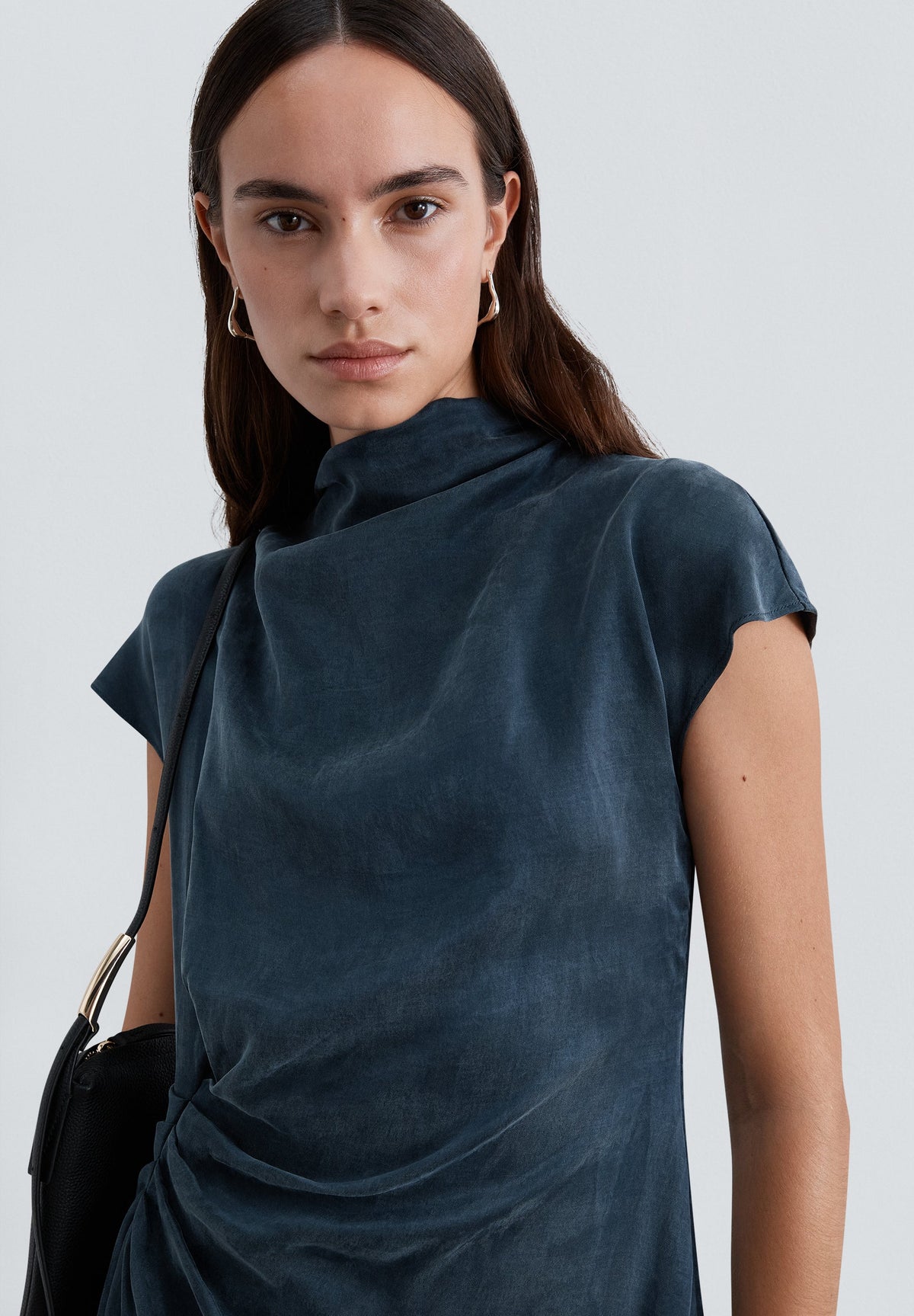 FLIESSENDES KLEID MIT DRAPIERUNG AN DER SEITE