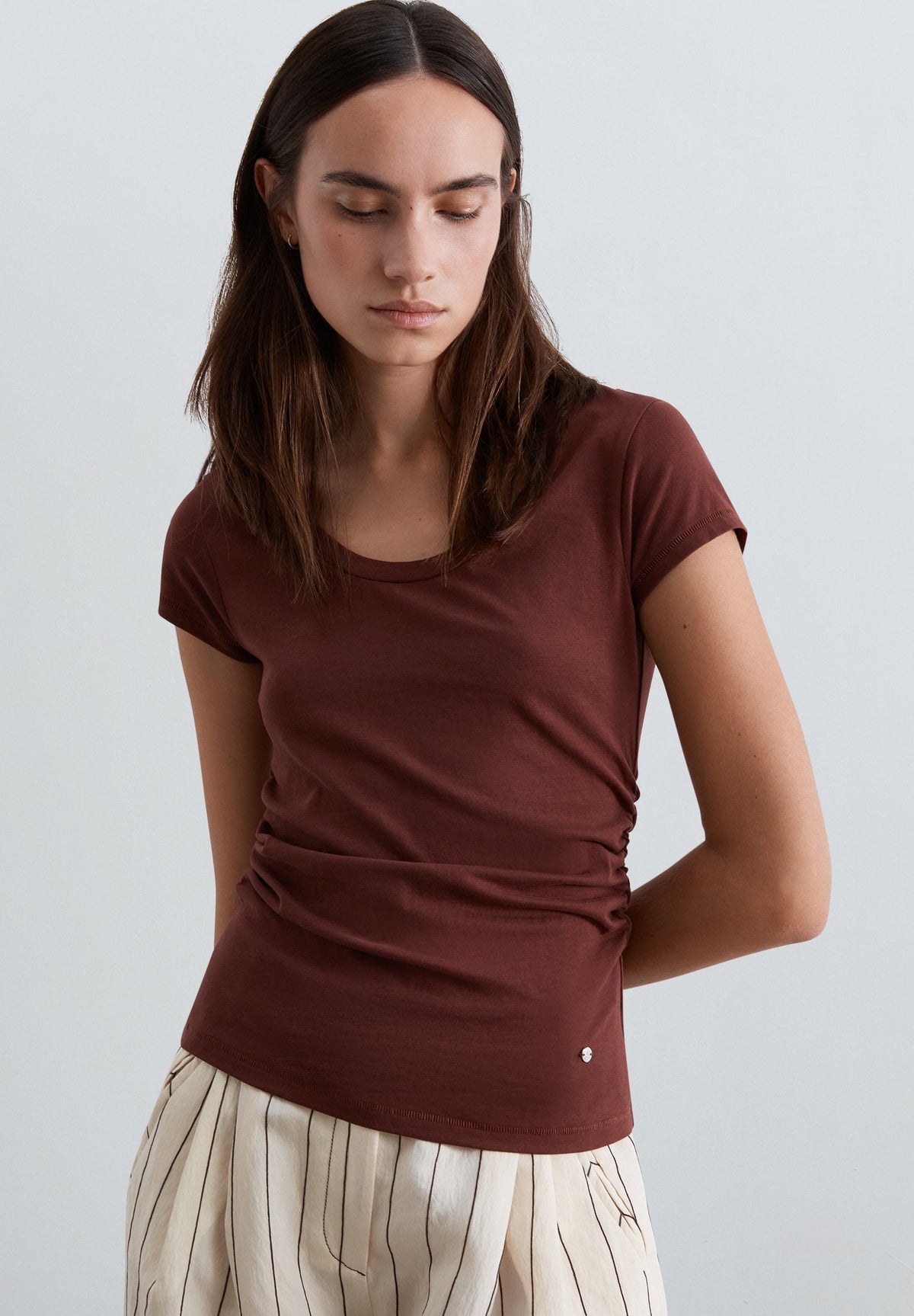 T-SHIRT DRAPÉ SUR LE CÔTÉ