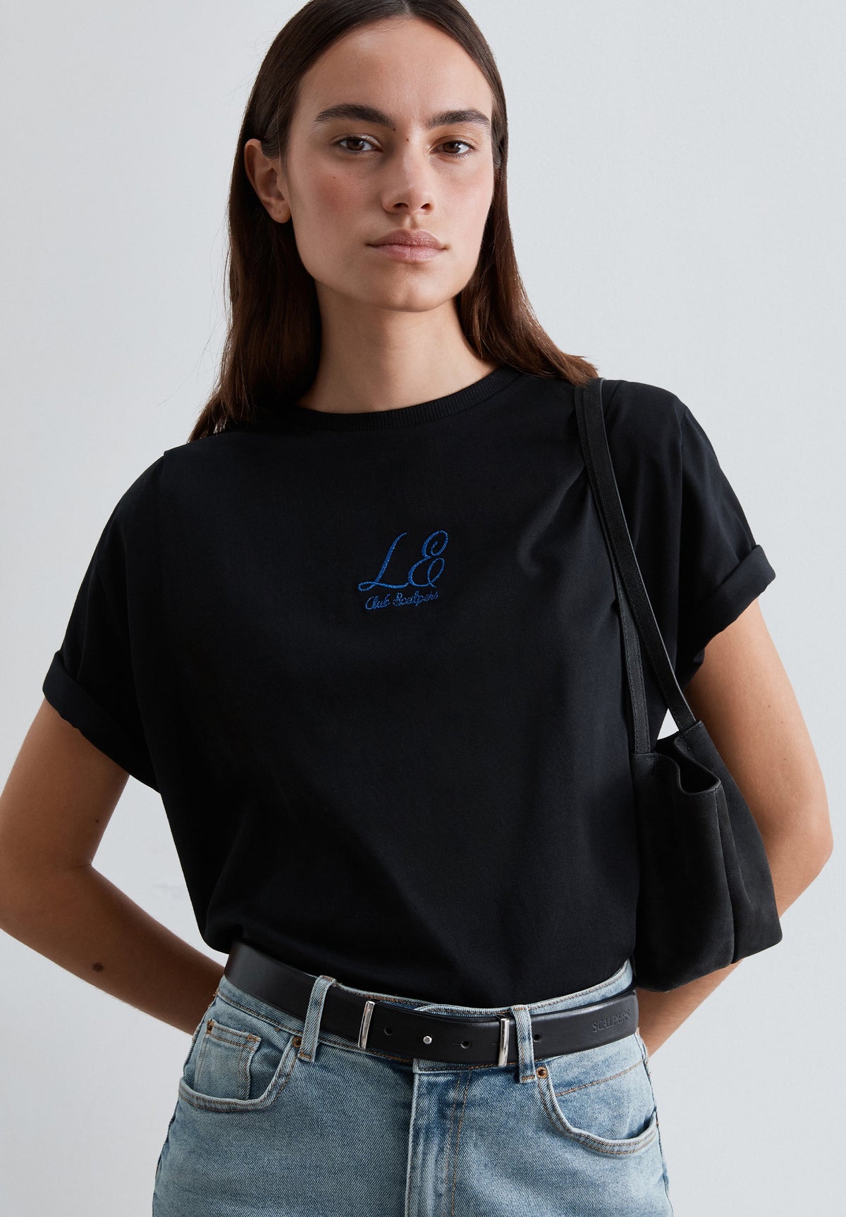 T-SHIRT MIT SCHULTERPOLSTERN UND STICKEREI