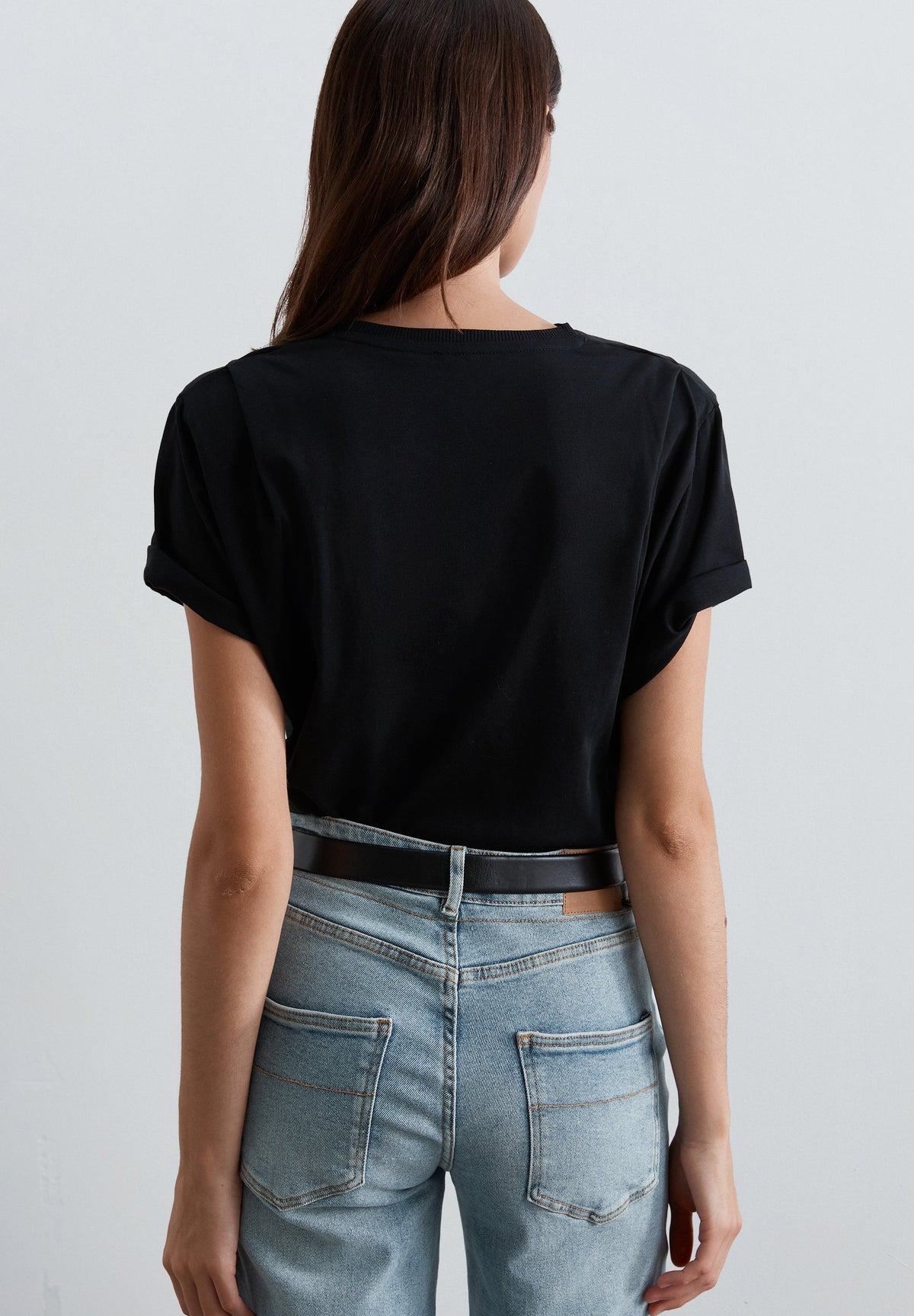 T-SHIRT MIT SCHULTERPOLSTERN UND STICKEREI