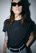 T-SHIRT MIT SCHULTERPOLSTERN UND STICKEREI