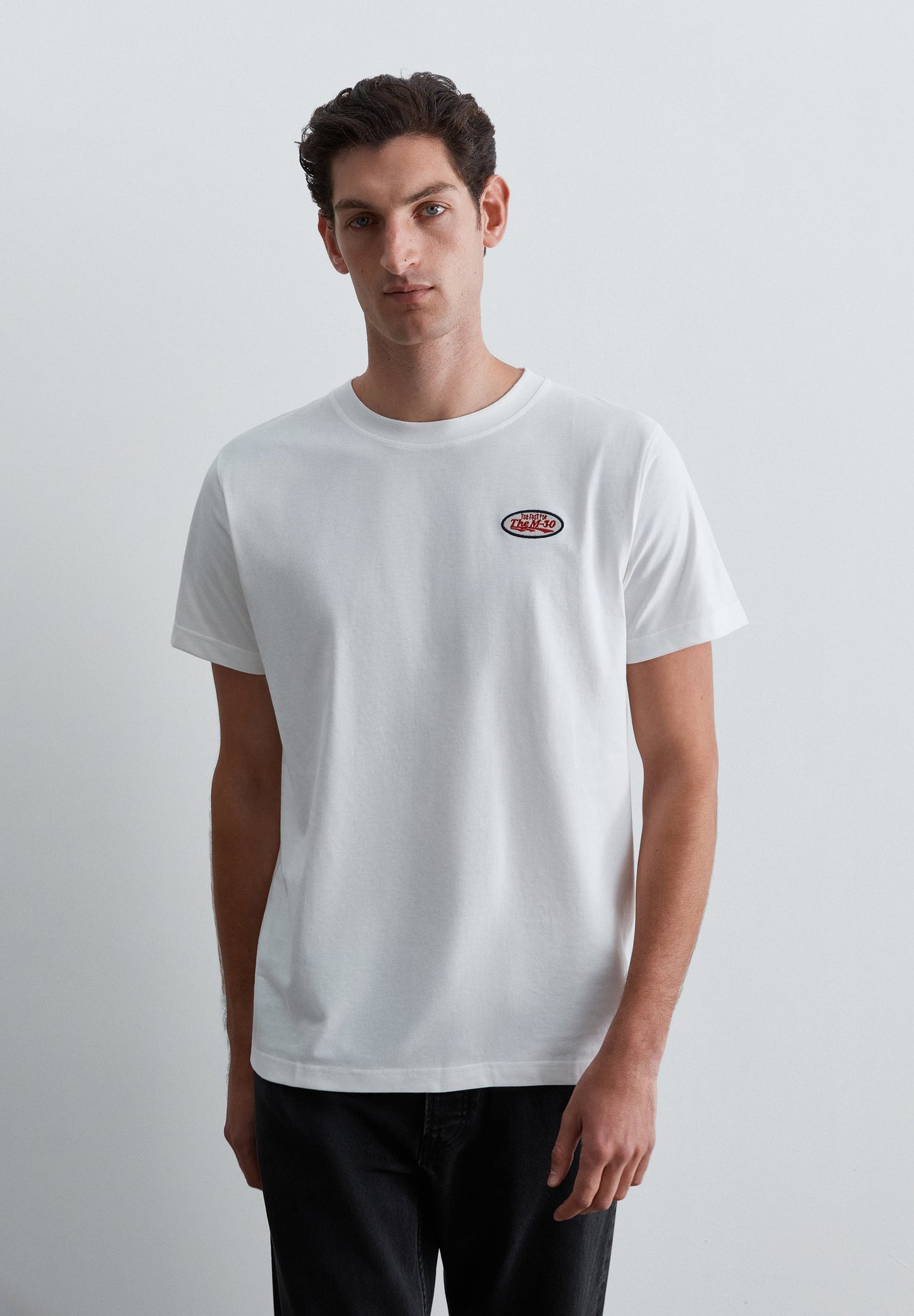 SHIRT MIT PRINT UND AUFNÄHER