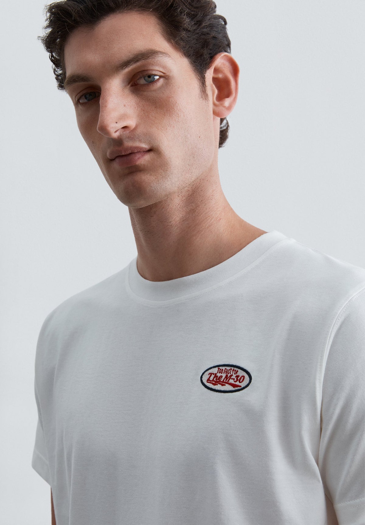 SHIRT MIT PRINT UND AUFNÄHER