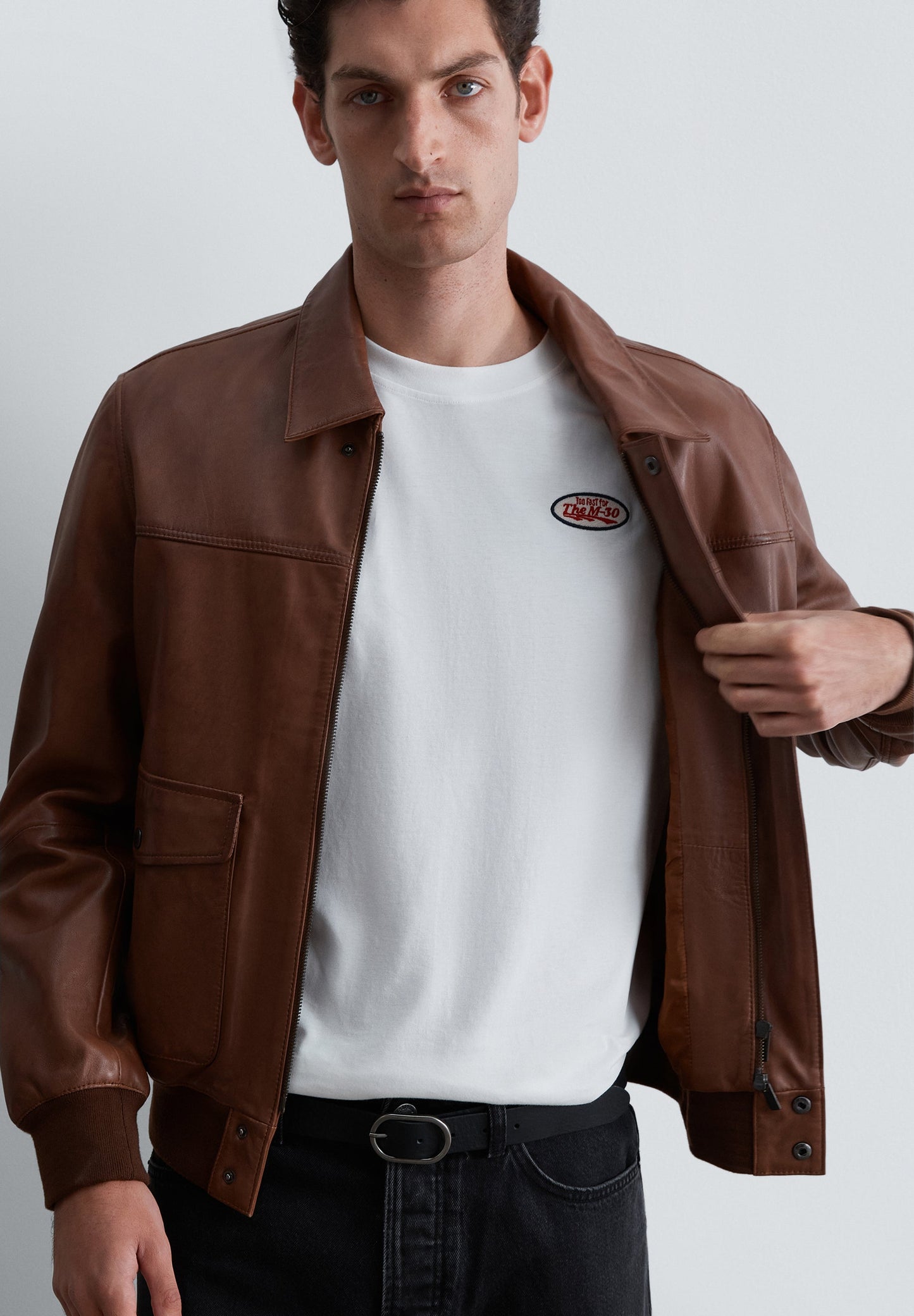 SHIRT MIT PRINT UND AUFNÄHER