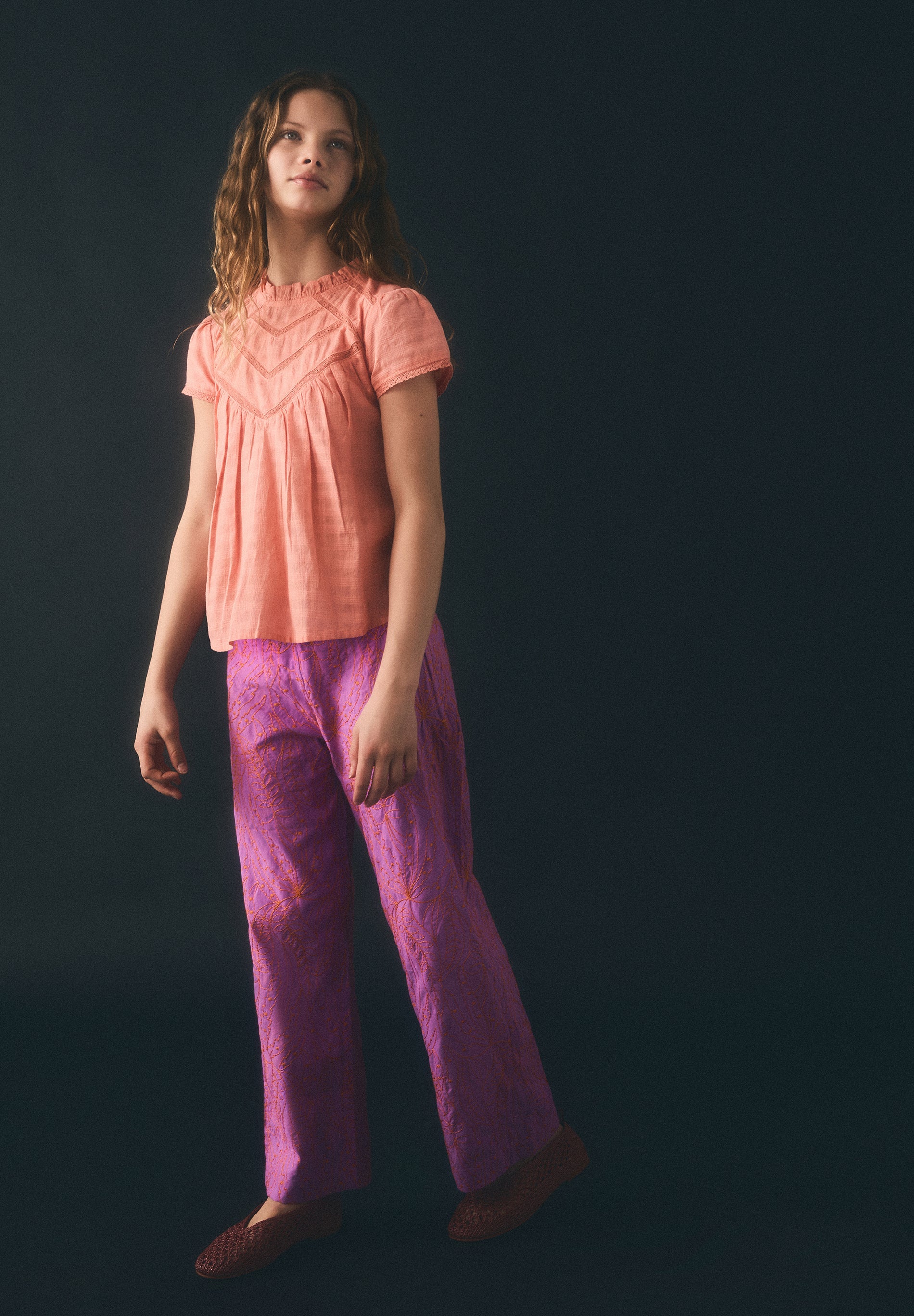 PANTALON BRODERIES CONTRASTANTES