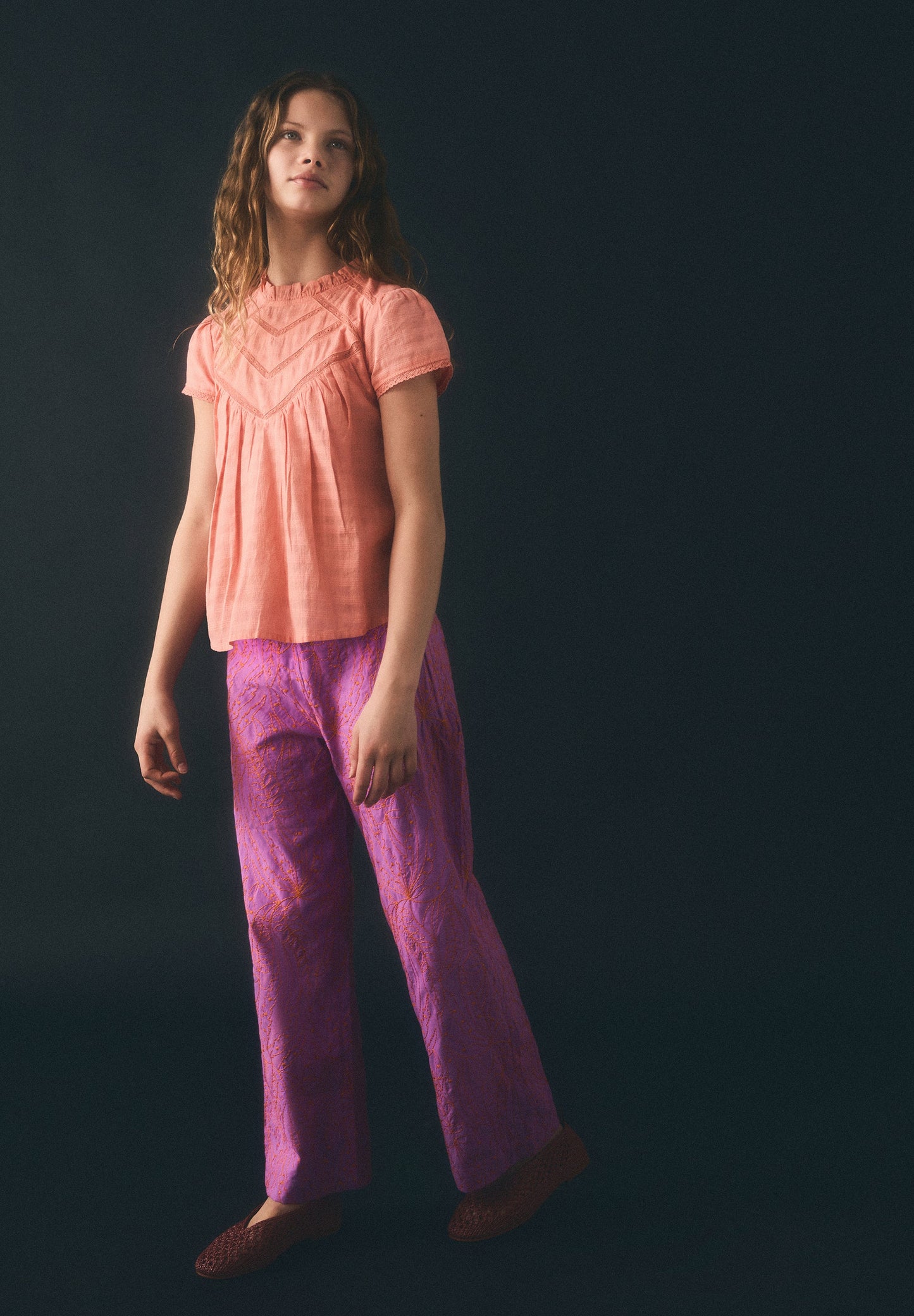 PANTALON BRODERIES CONTRASTANTES