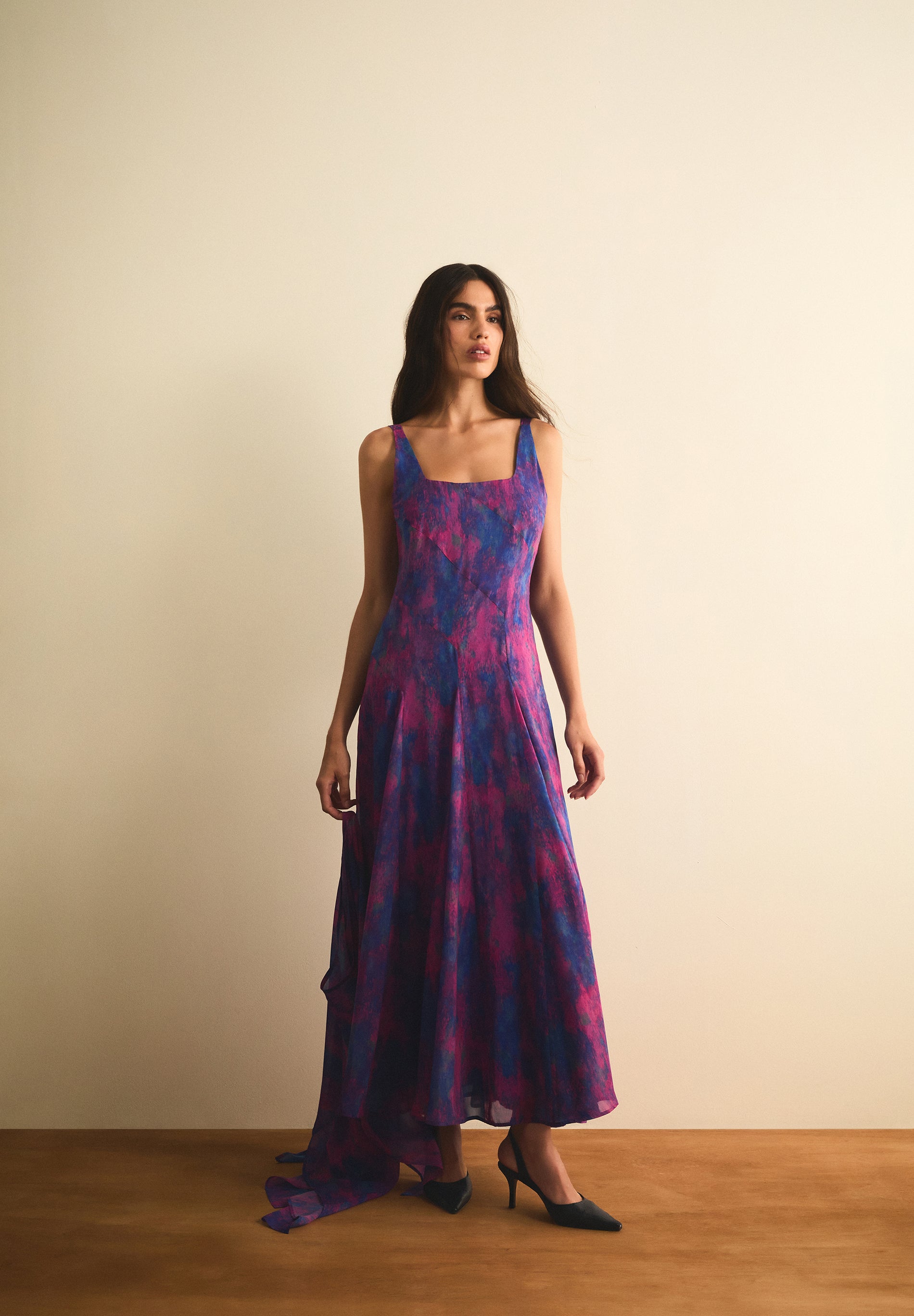 FLIESSENDES KLEID MIT PRINT