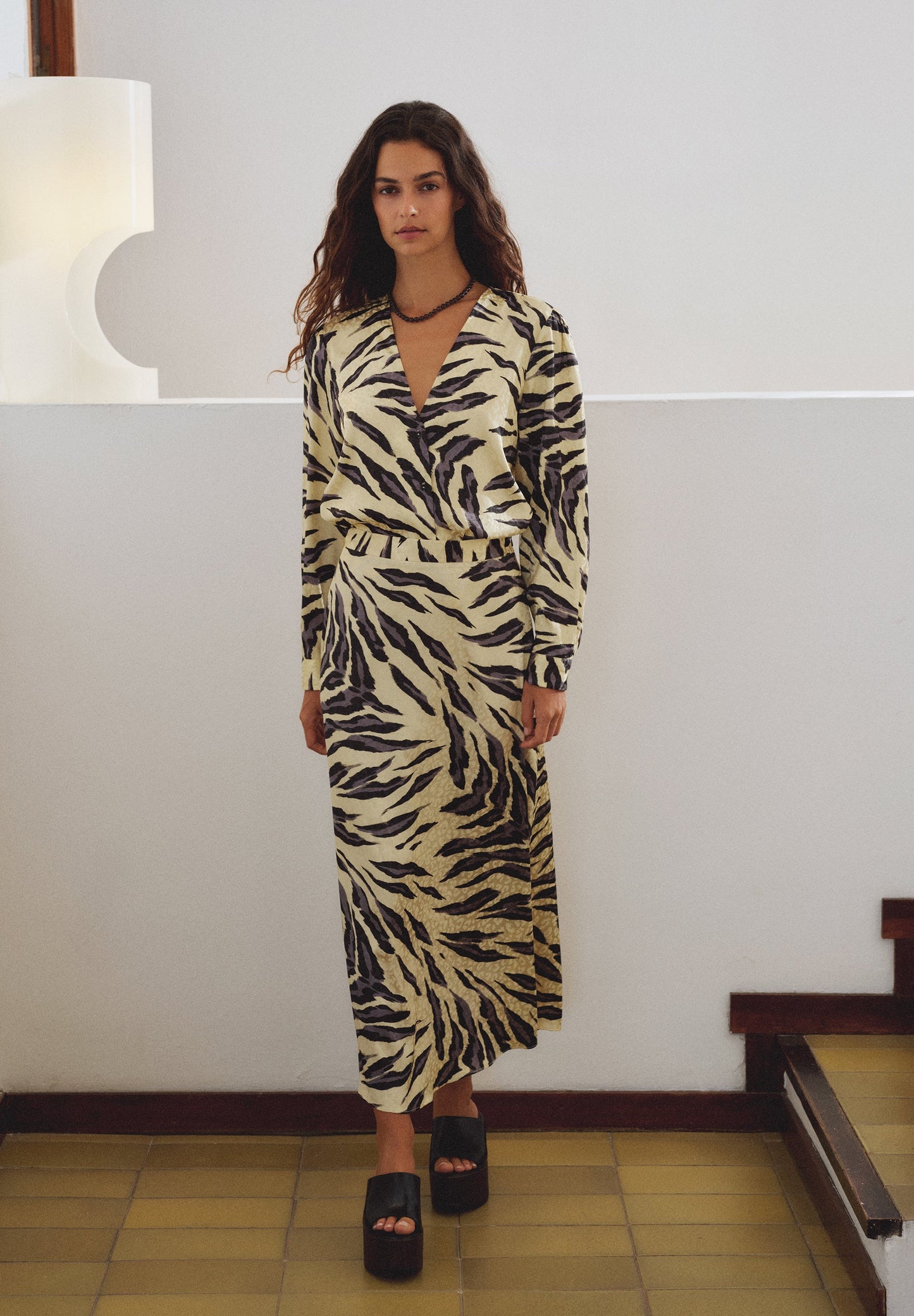 SATINIERTE BLUSE MIT ANIMAL-PRINT