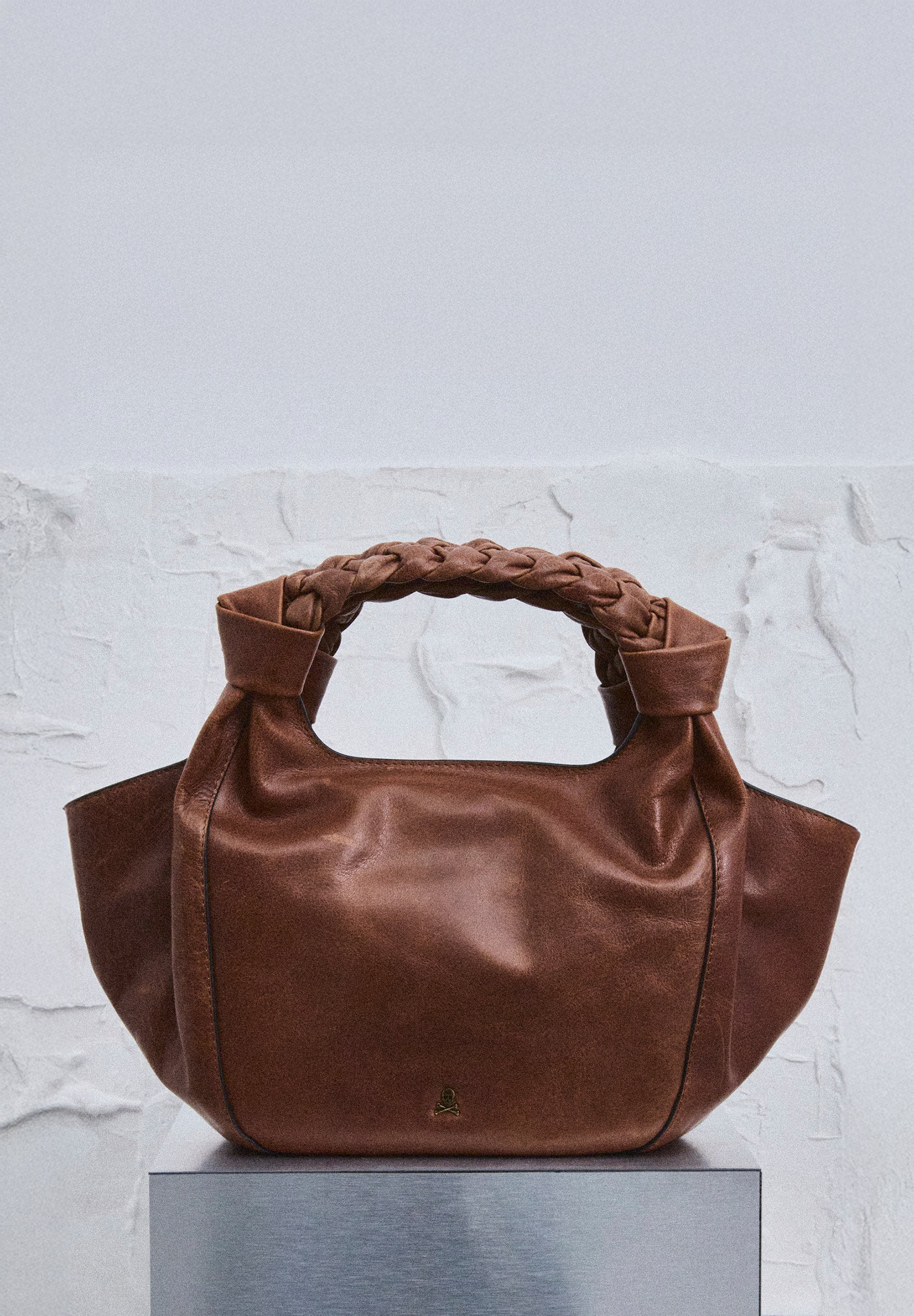 LEDERHANDTASCHE MIT GEFLOCHTENEM HENKEL