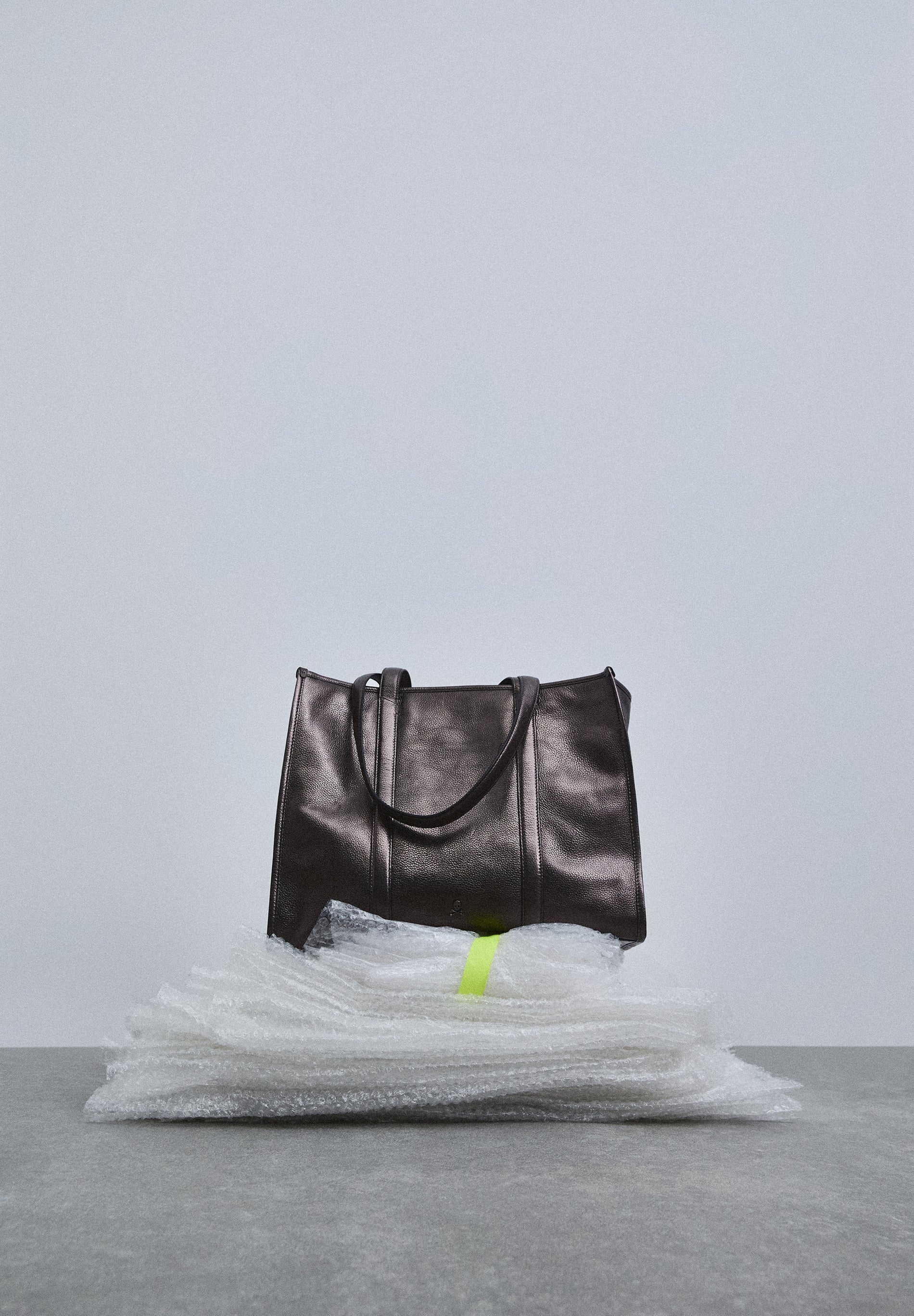 SHOPPER-TASCHE AUS LEDER IM METALLIC-LOOK