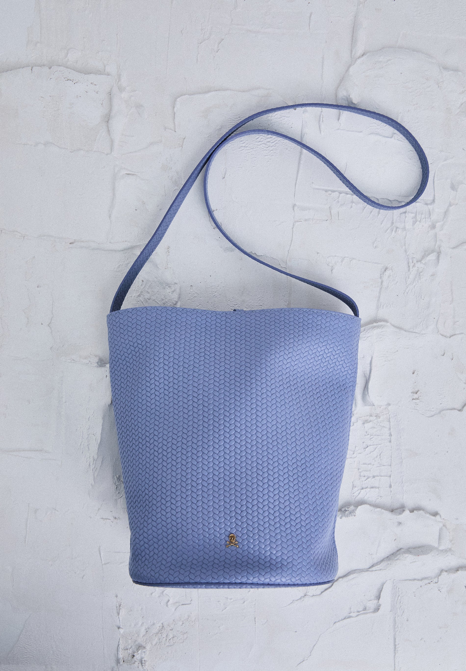 BUCKET-BAG AUS 100 % GEFLOCHTENEM LEDER