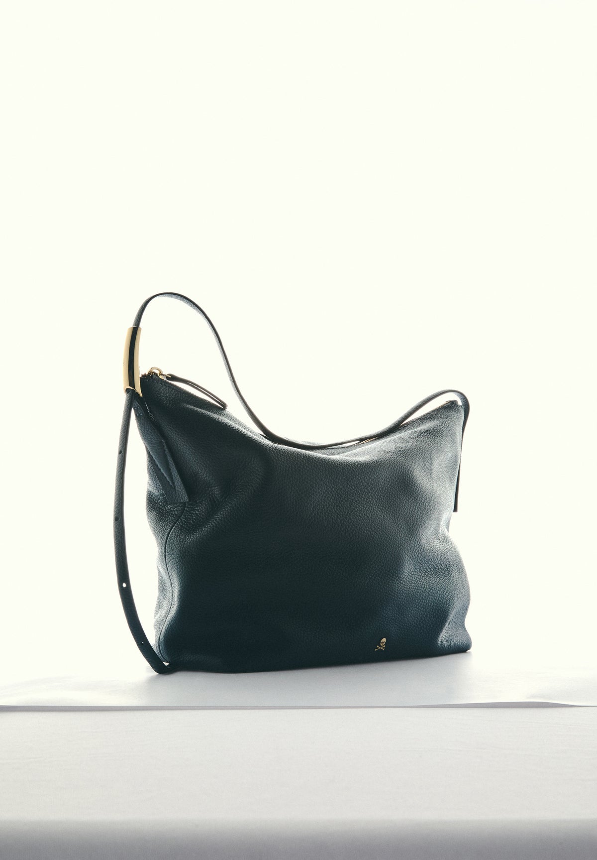 BORSA A SPALLA PELLE DETTAGLIO MANICO