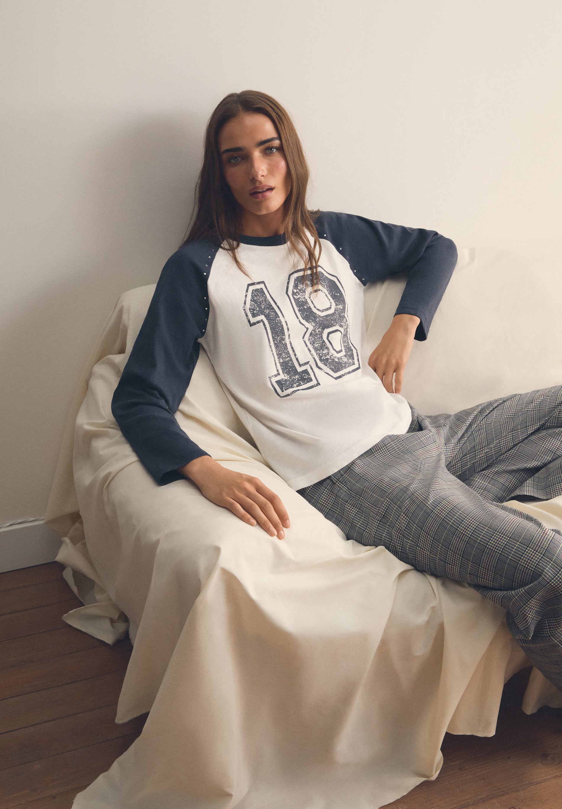 SHIRT MIT PRINT UND FARBLICH ABGESETZTEN ÄRMELN