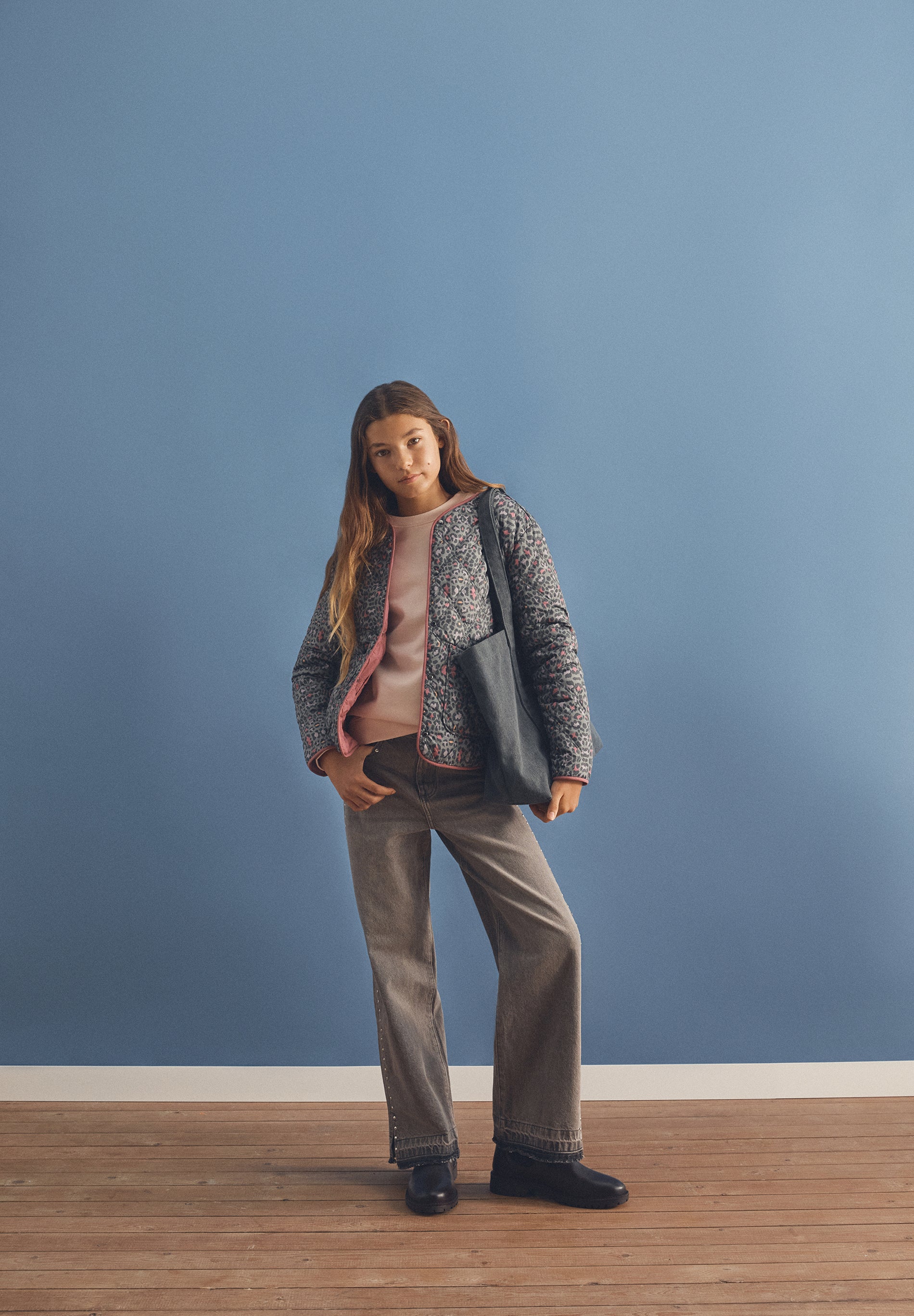 JEANS MIT NIETEN UND AUSGEFRANSTEM SAUM