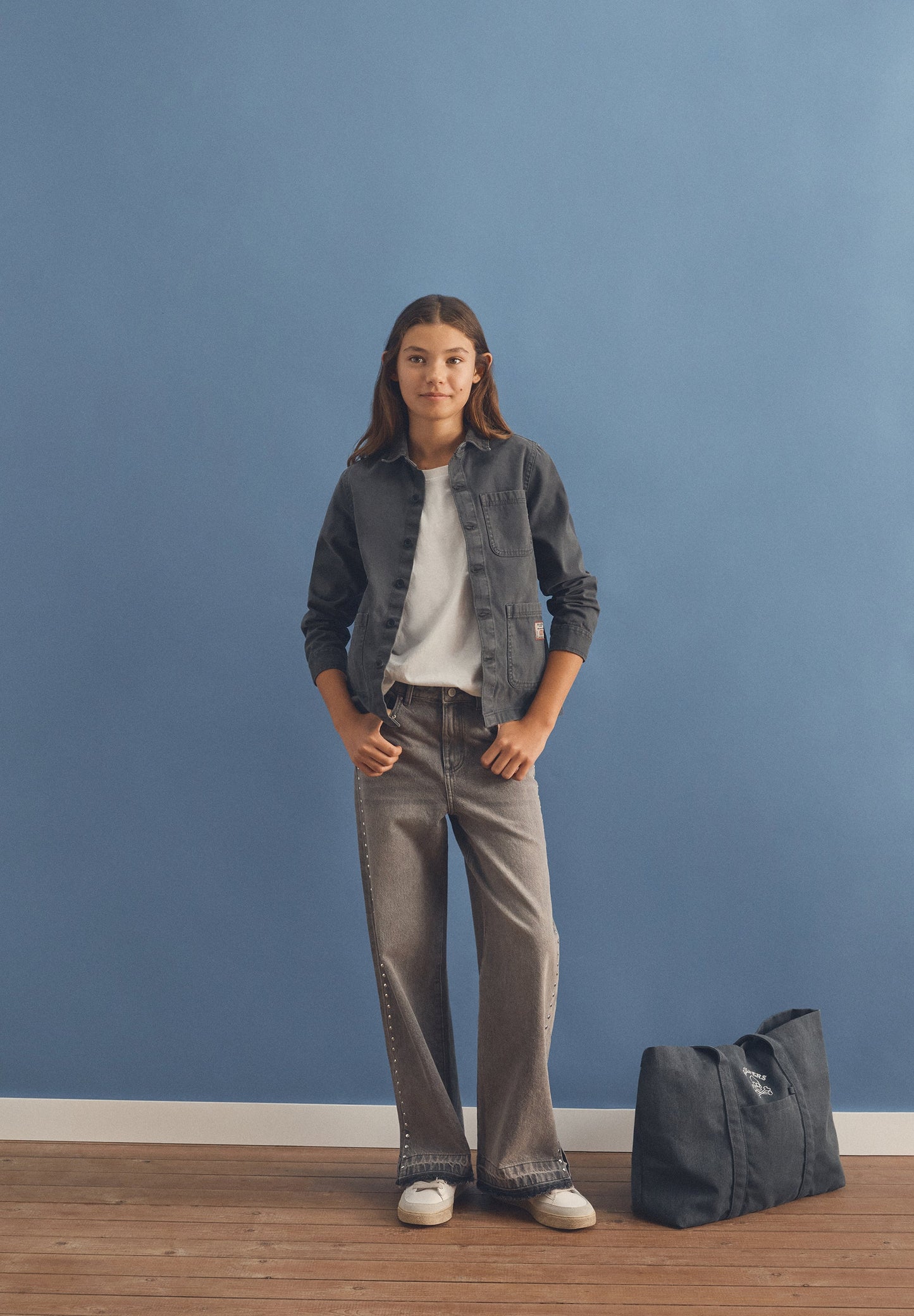 JEANS MIT NIETEN UND AUSGEFRANSTEM SAUM