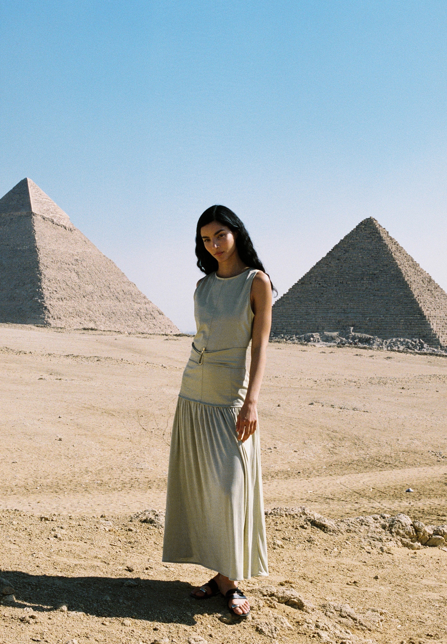 ROBE MIDI DRAPÉE AVEC DÉTAIL MÉTALLIQUE