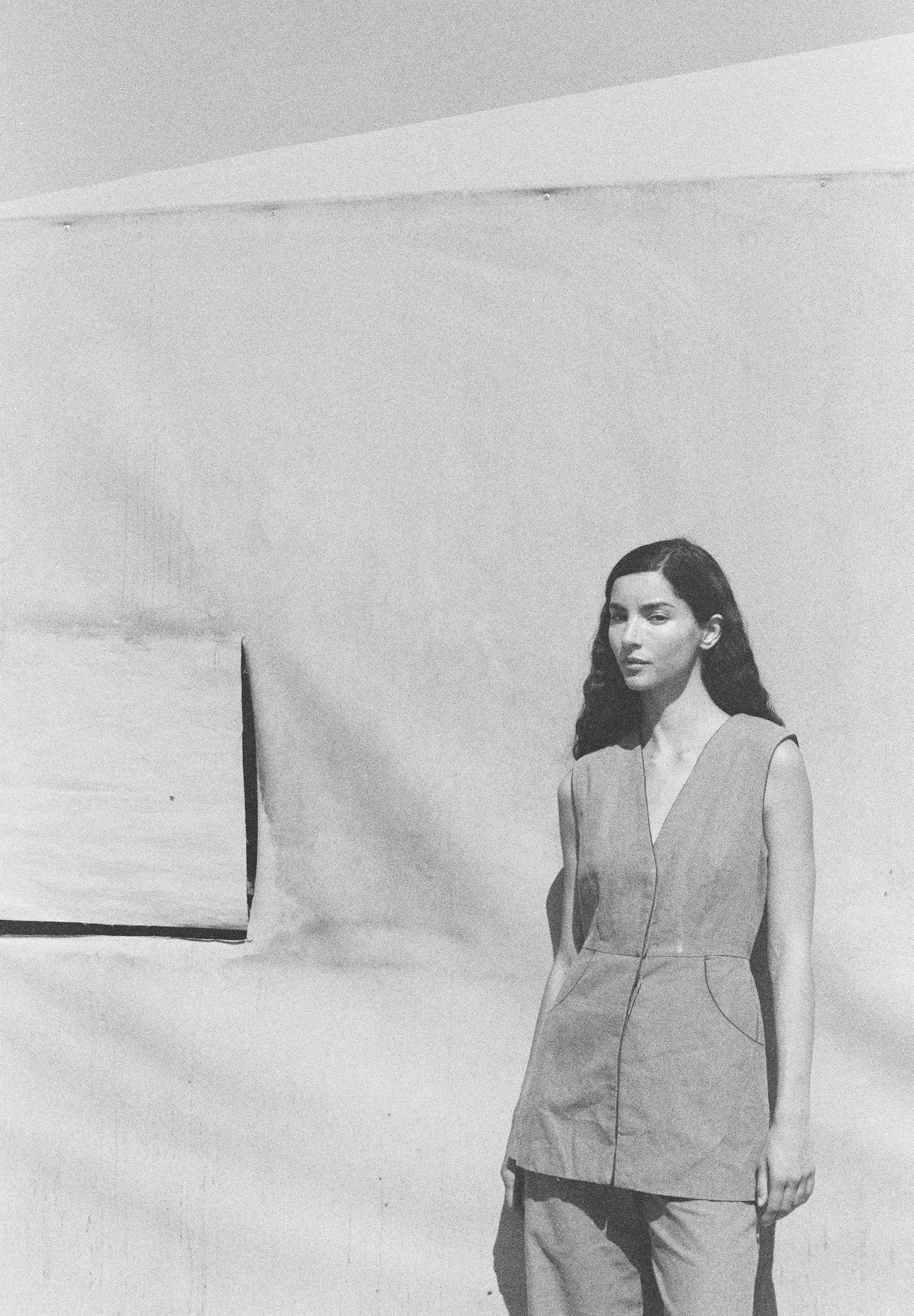 WESTE MIT FARBLICH ABGESETZTEN NÄHTEN