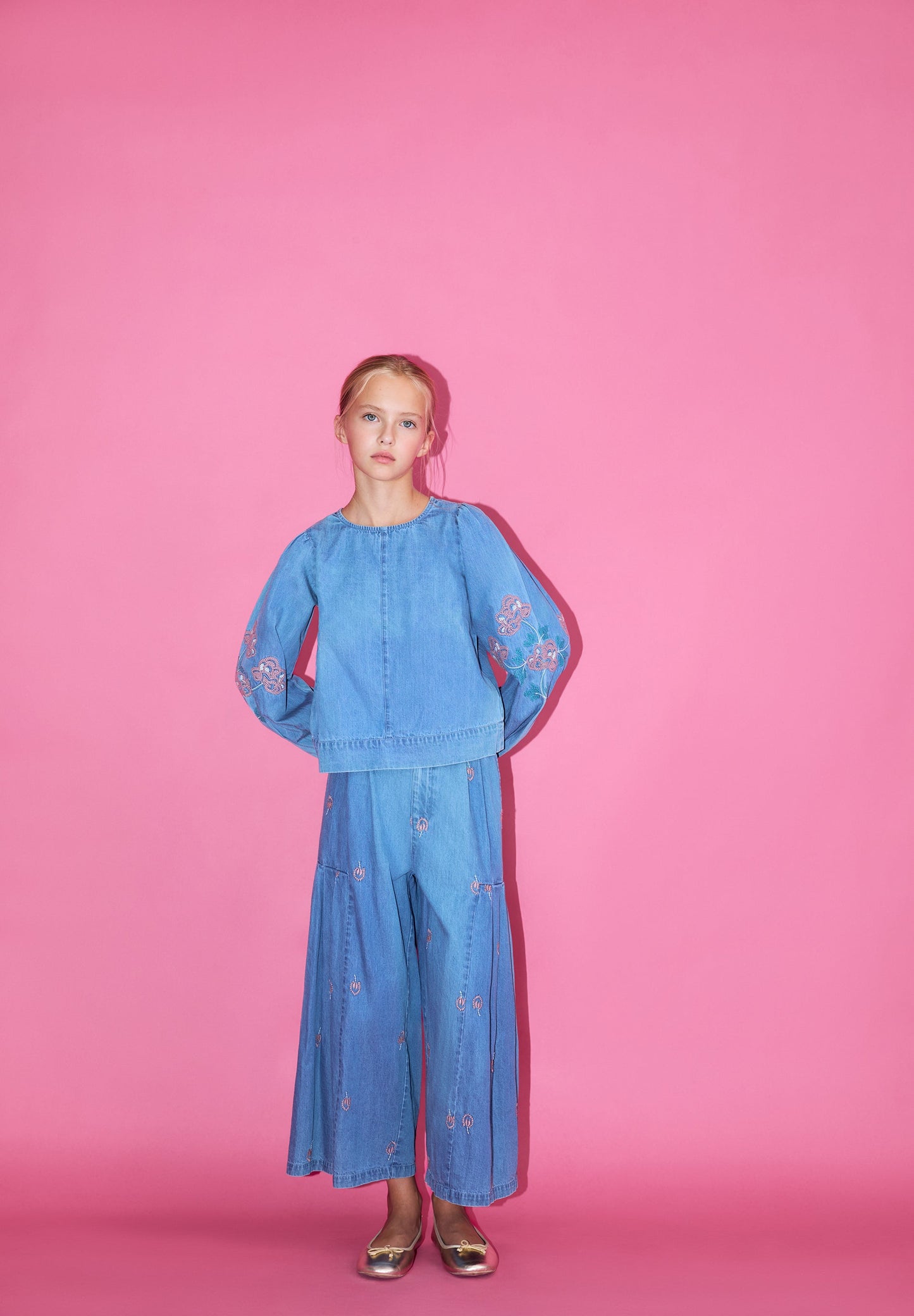 JEANS MIT BLUMENSTICKEREI