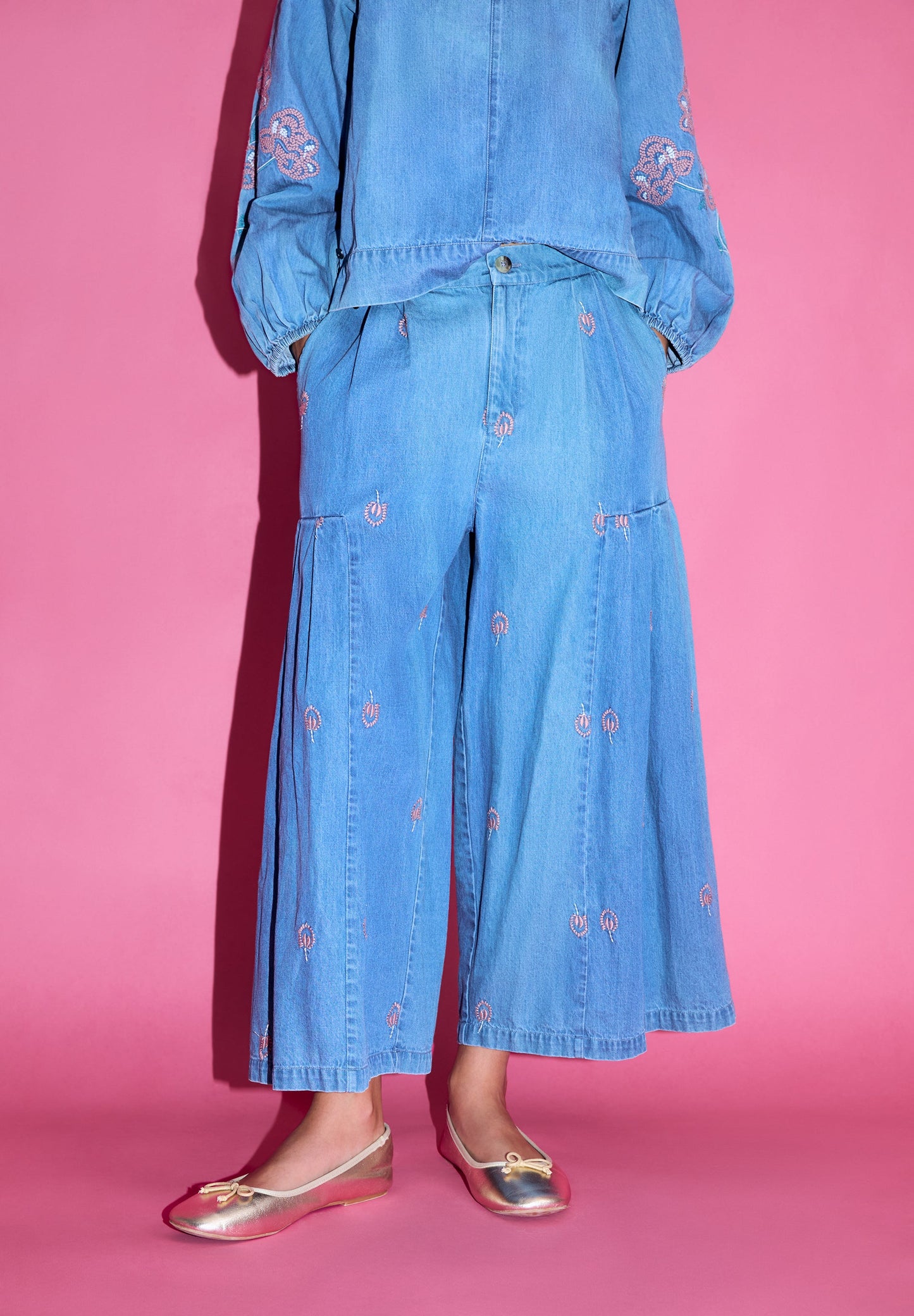 JEANS MIT BLUMENSTICKEREI