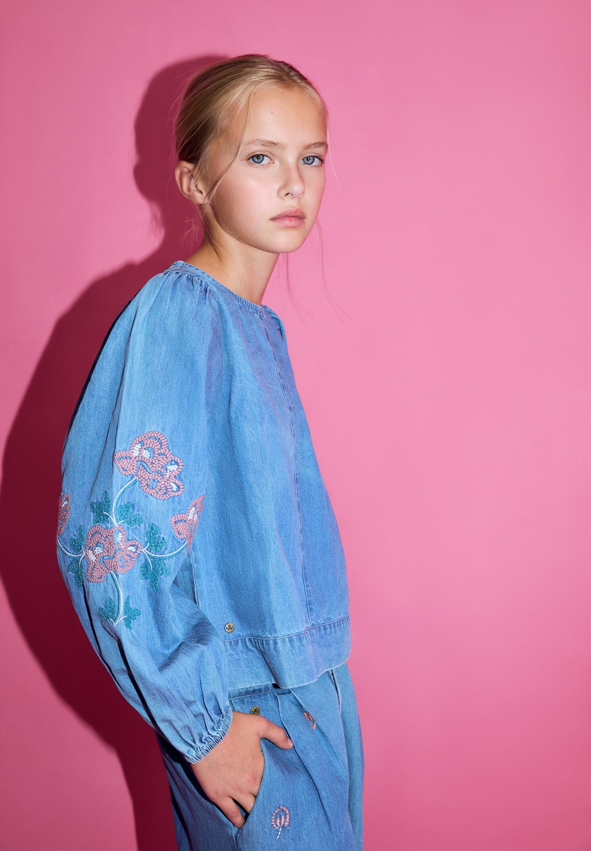 DENIM-BLUSE MIT BLUMENSTICKEREI