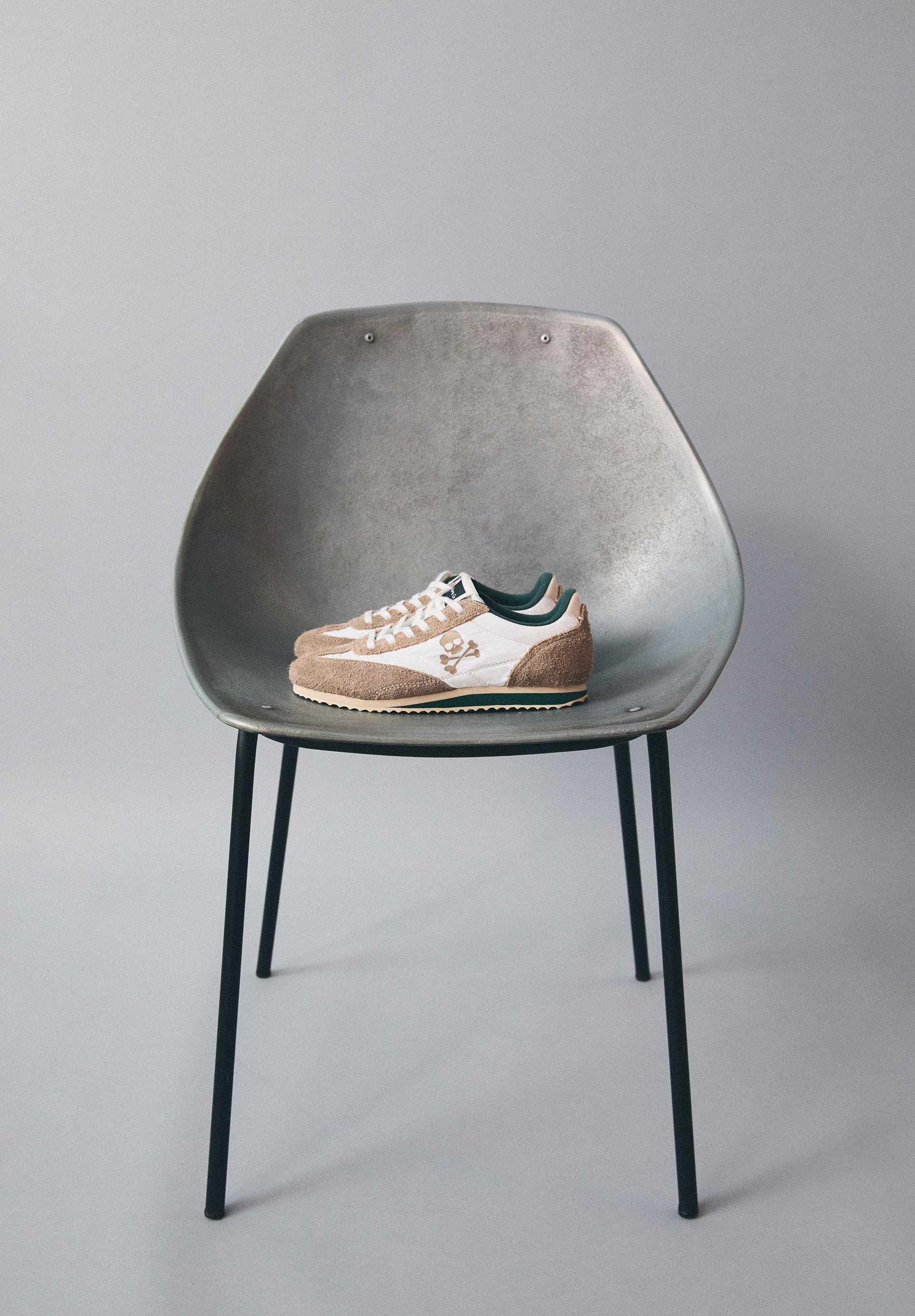 SNEAKER IM RETRO-STIL MIT TOTENKOPF