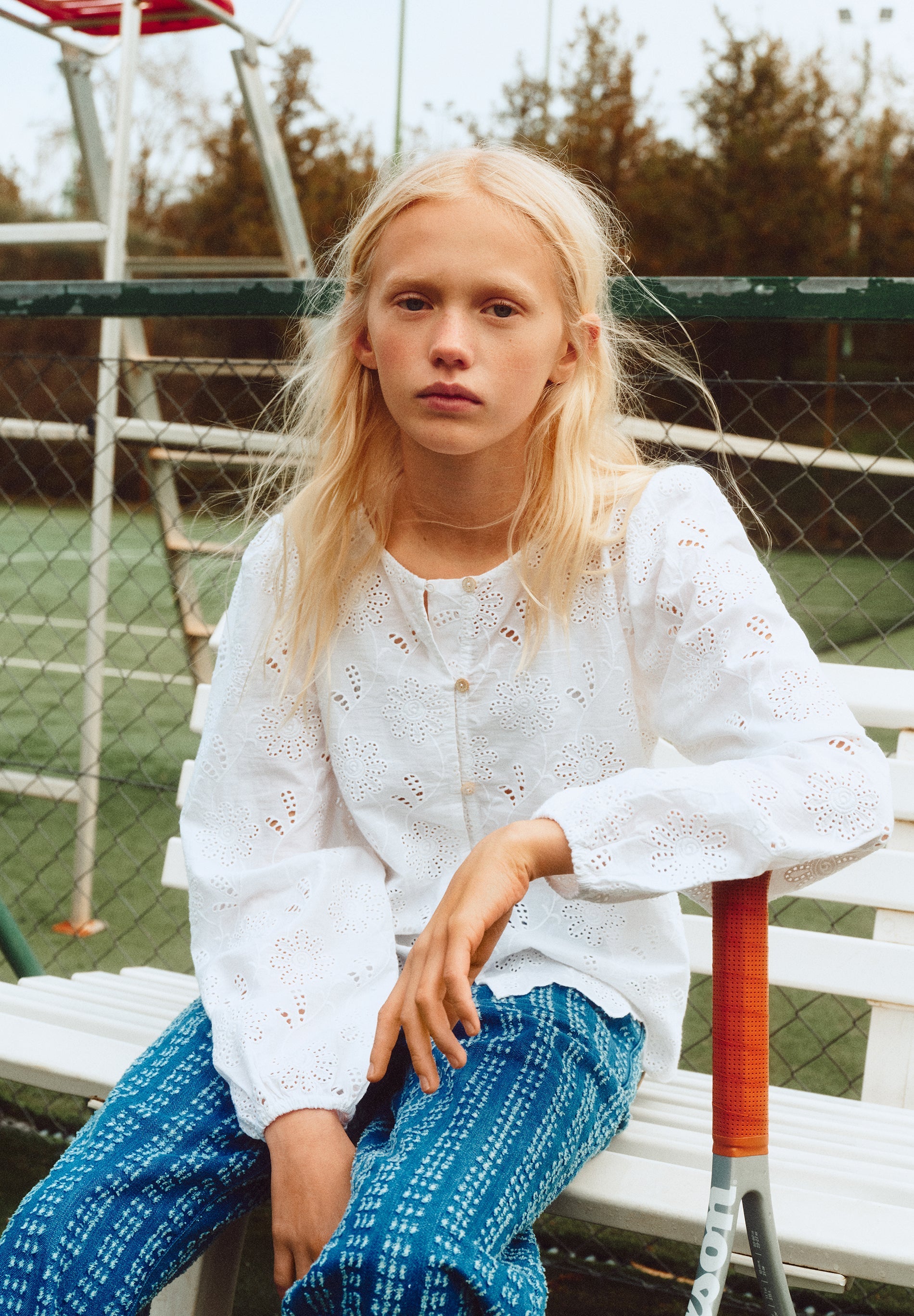 BLUSE MIT LOCHMUSTER UND KNÖPFEN