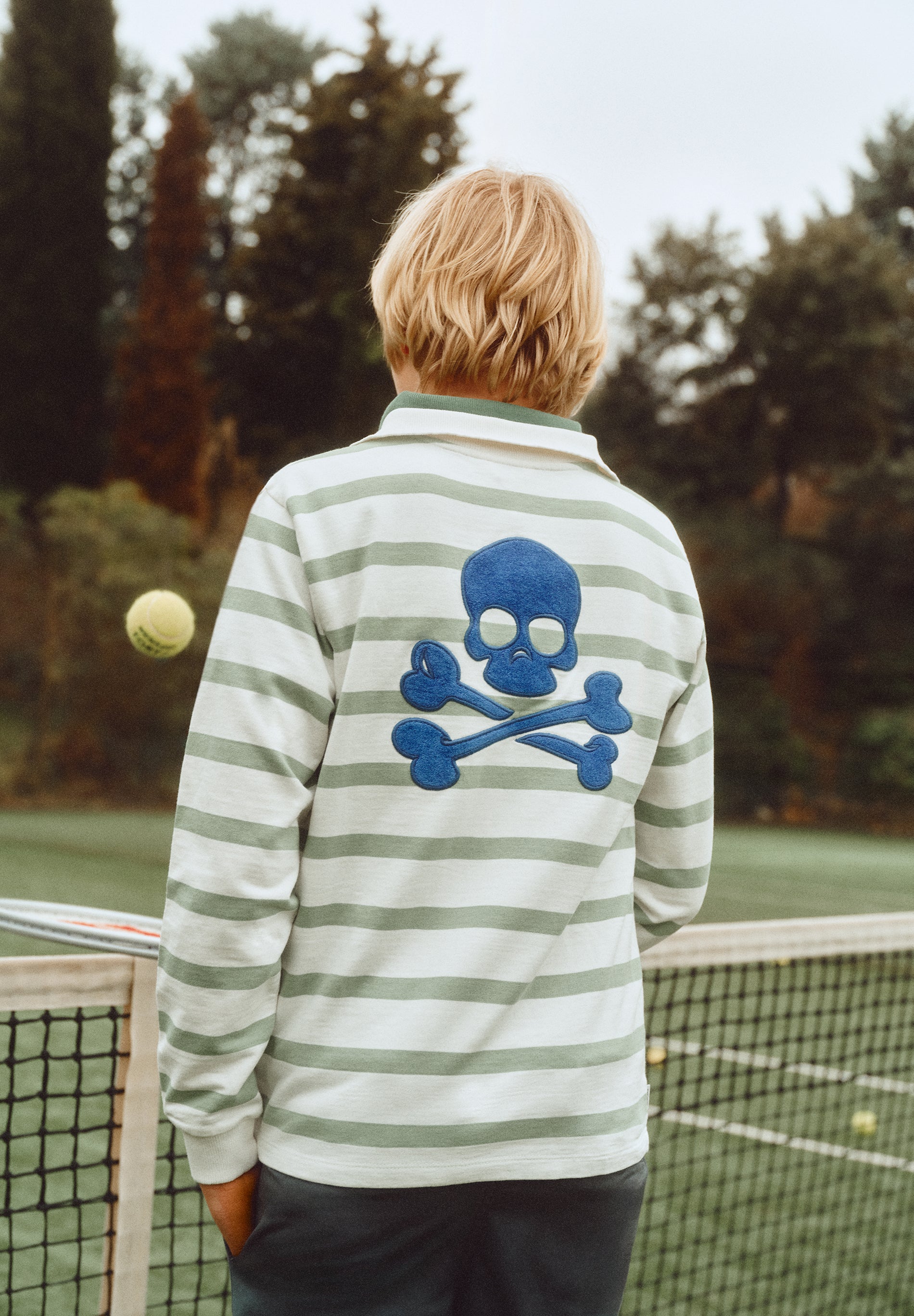 HOODY MIT STREIFEN UND POLOSHIRT-KRAGEN