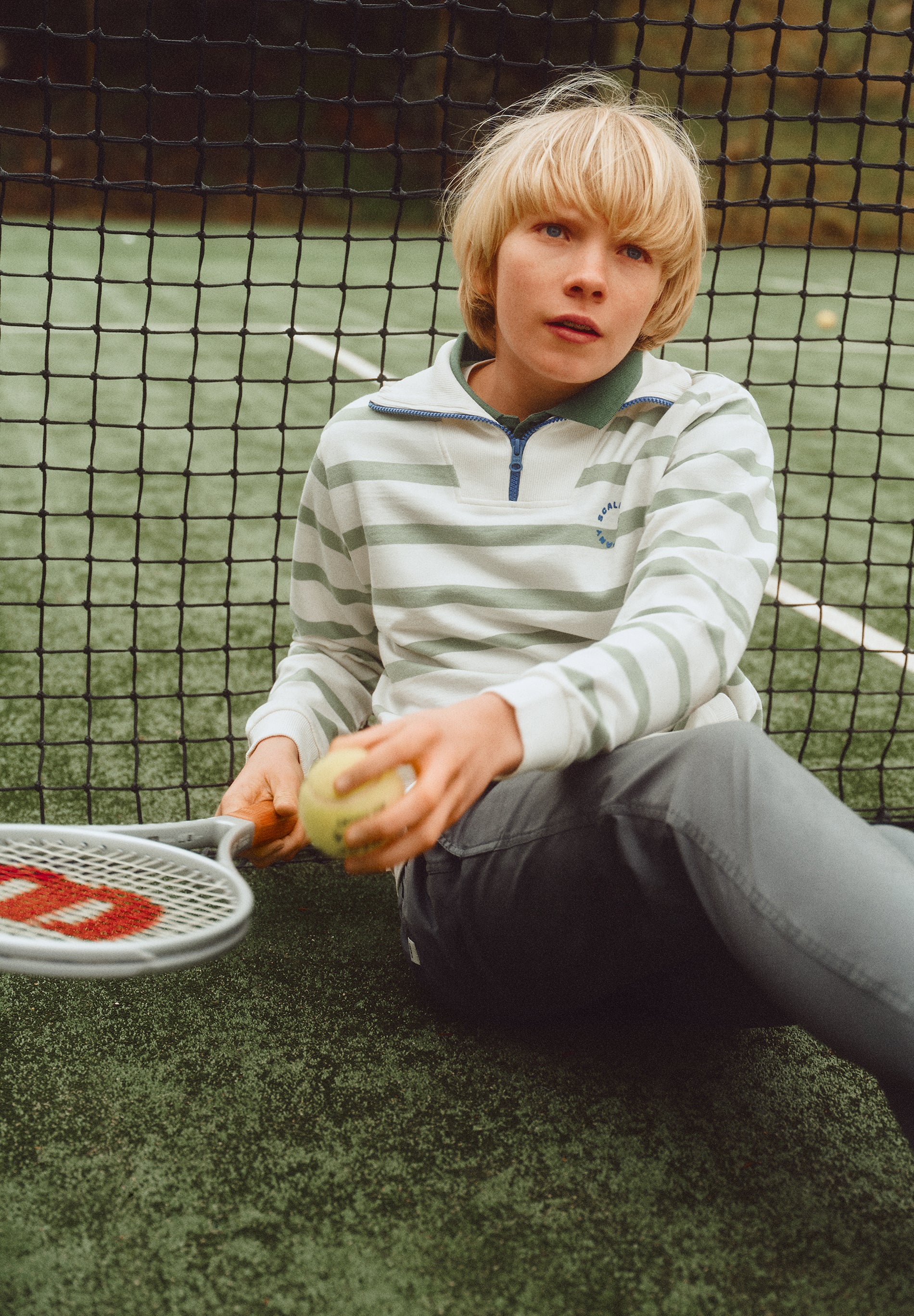 HOODY MIT STREIFEN UND POLOSHIRT-KRAGEN