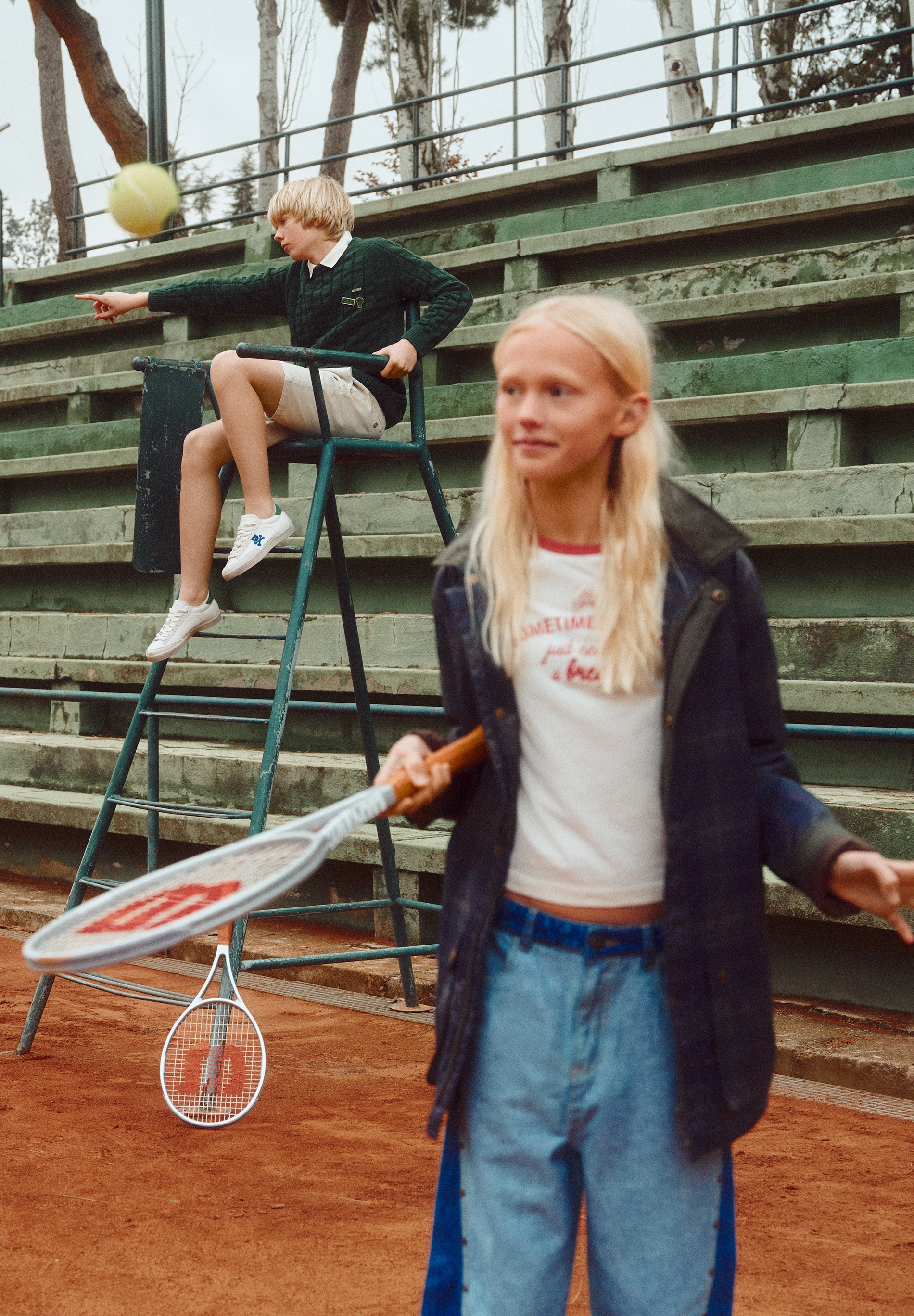 T-SHIRT MIT PRINT UND FARBLICH ABGESETZTEM AUSSCHNITT