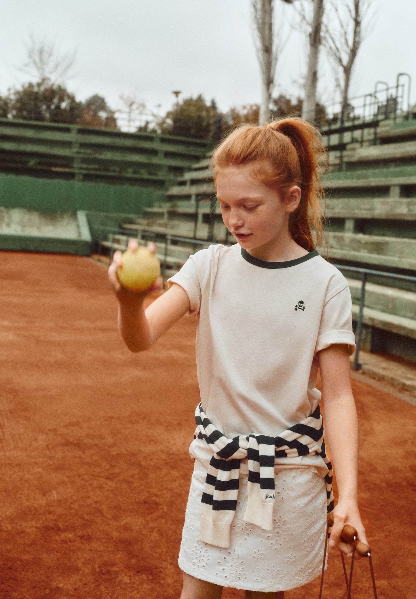 T-SHIRT MIT FARBLICH ABGESETZTEM AUSSCHNITT