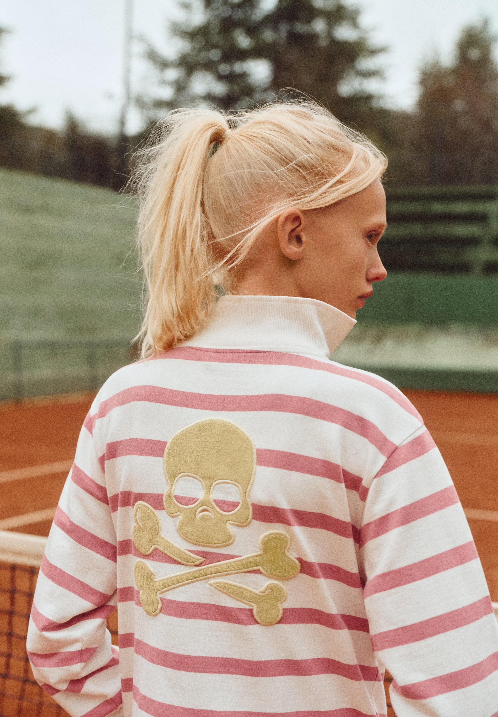 HOODY MIT STEHKRAGEN UND STREIFEN