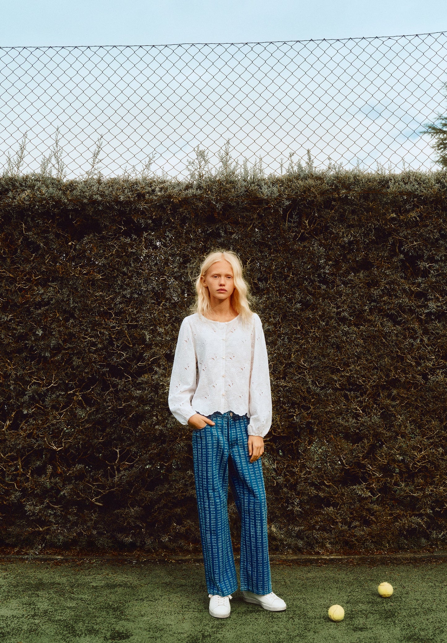 JEANSHOSE MIT ZIERNÄHTEN