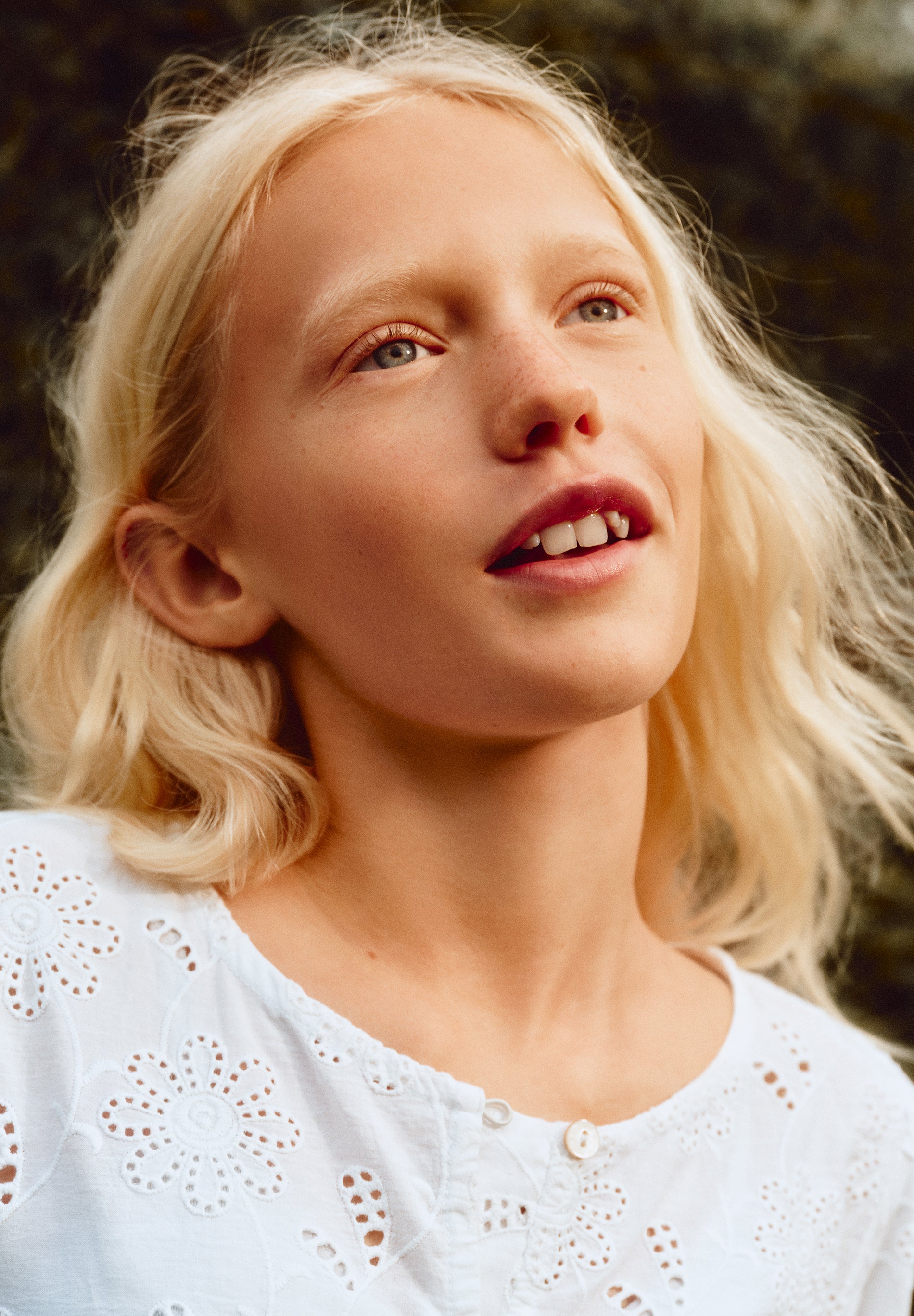 BLUSE MIT LOCHMUSTER UND KNÖPFEN