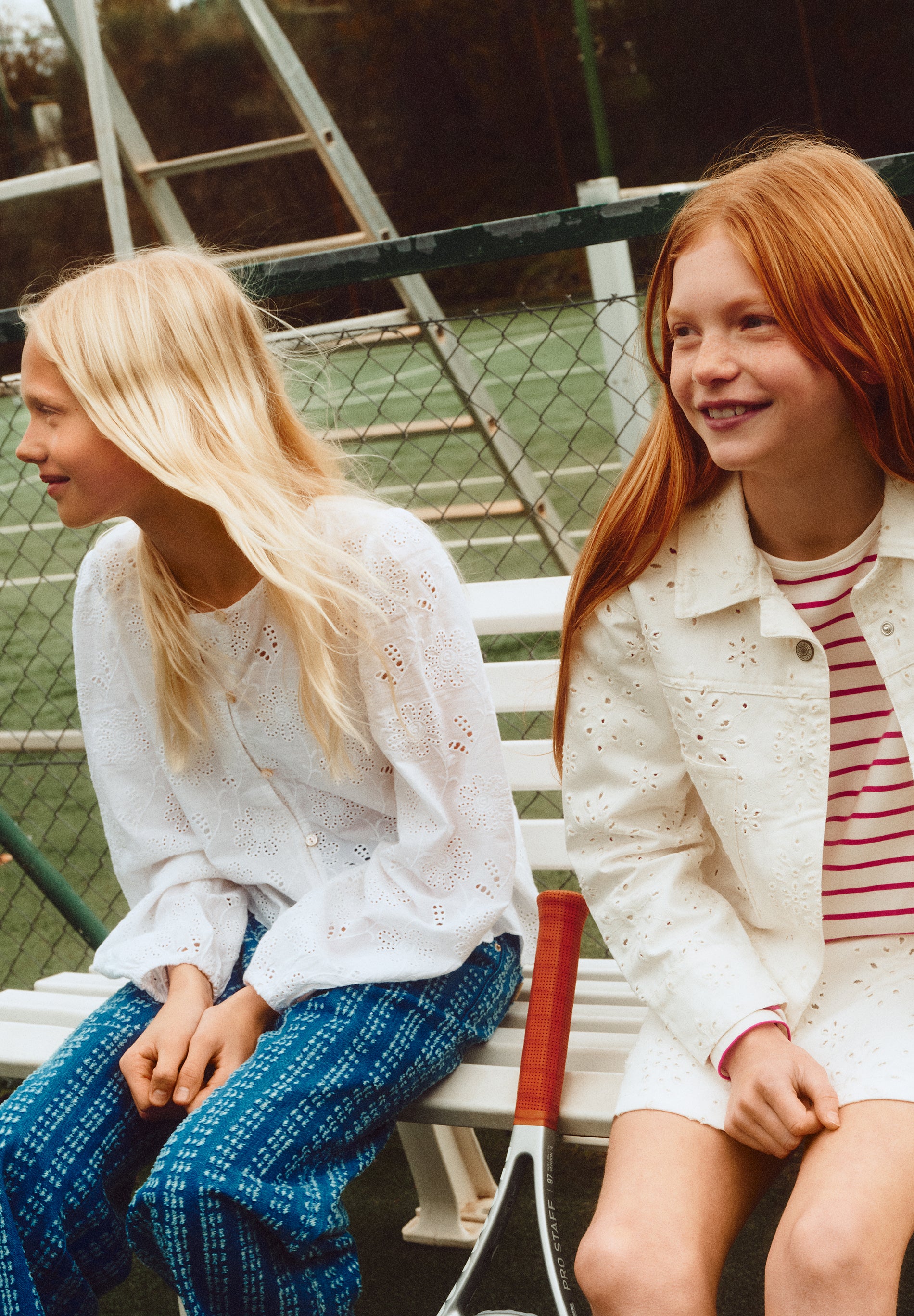 BLUSE MIT LOCHMUSTER UND KNÖPFEN