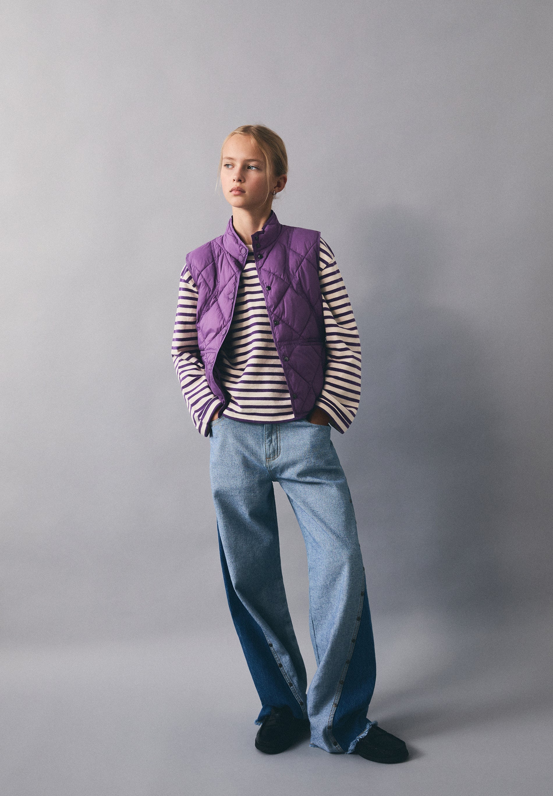 T-SHIRT MIT STREIFEN UND TOTENKOPF