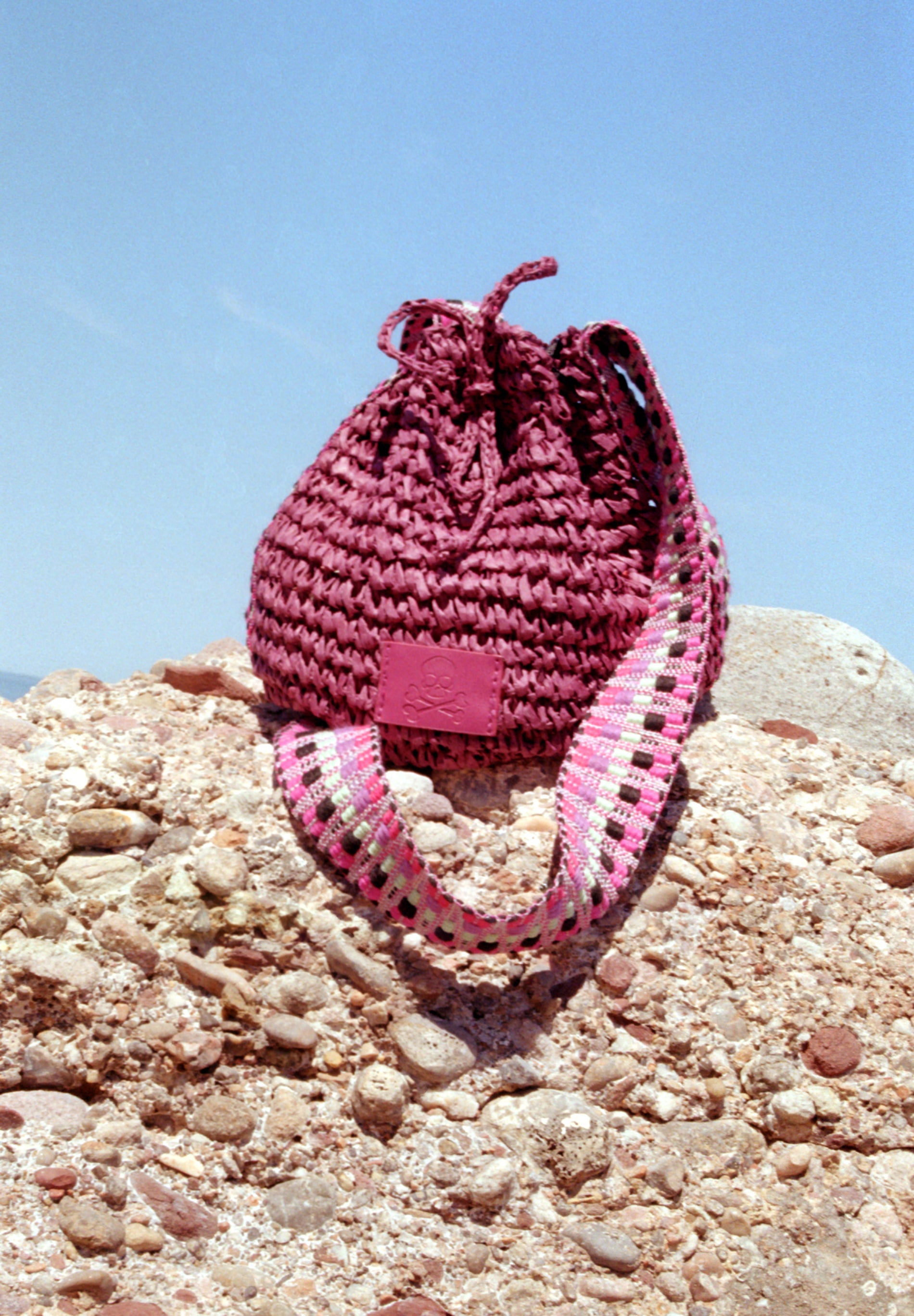 RAFFIA BUCKET BAG