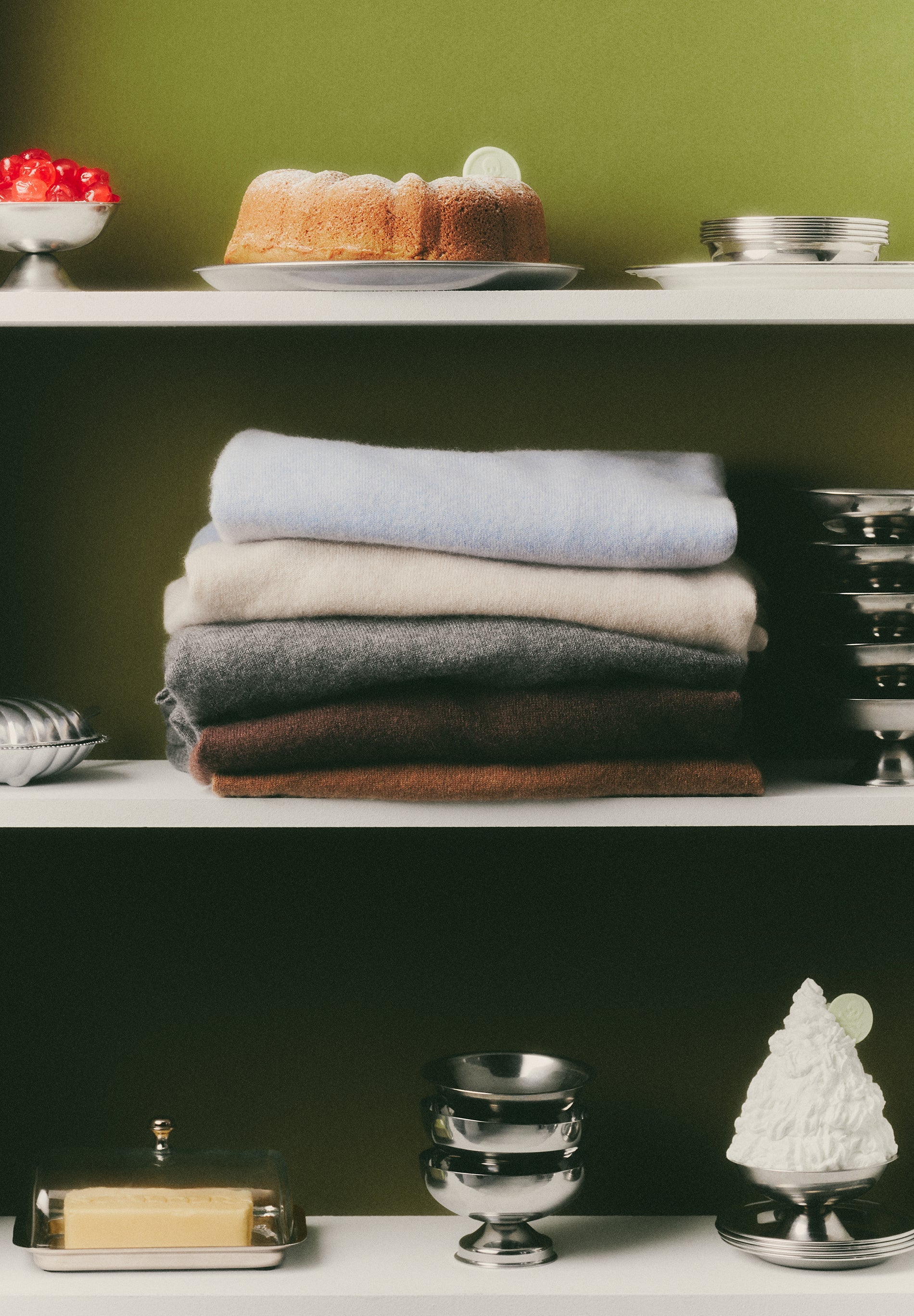 PULLOVER MIT V-AUSSCHNITT UND SPITZE