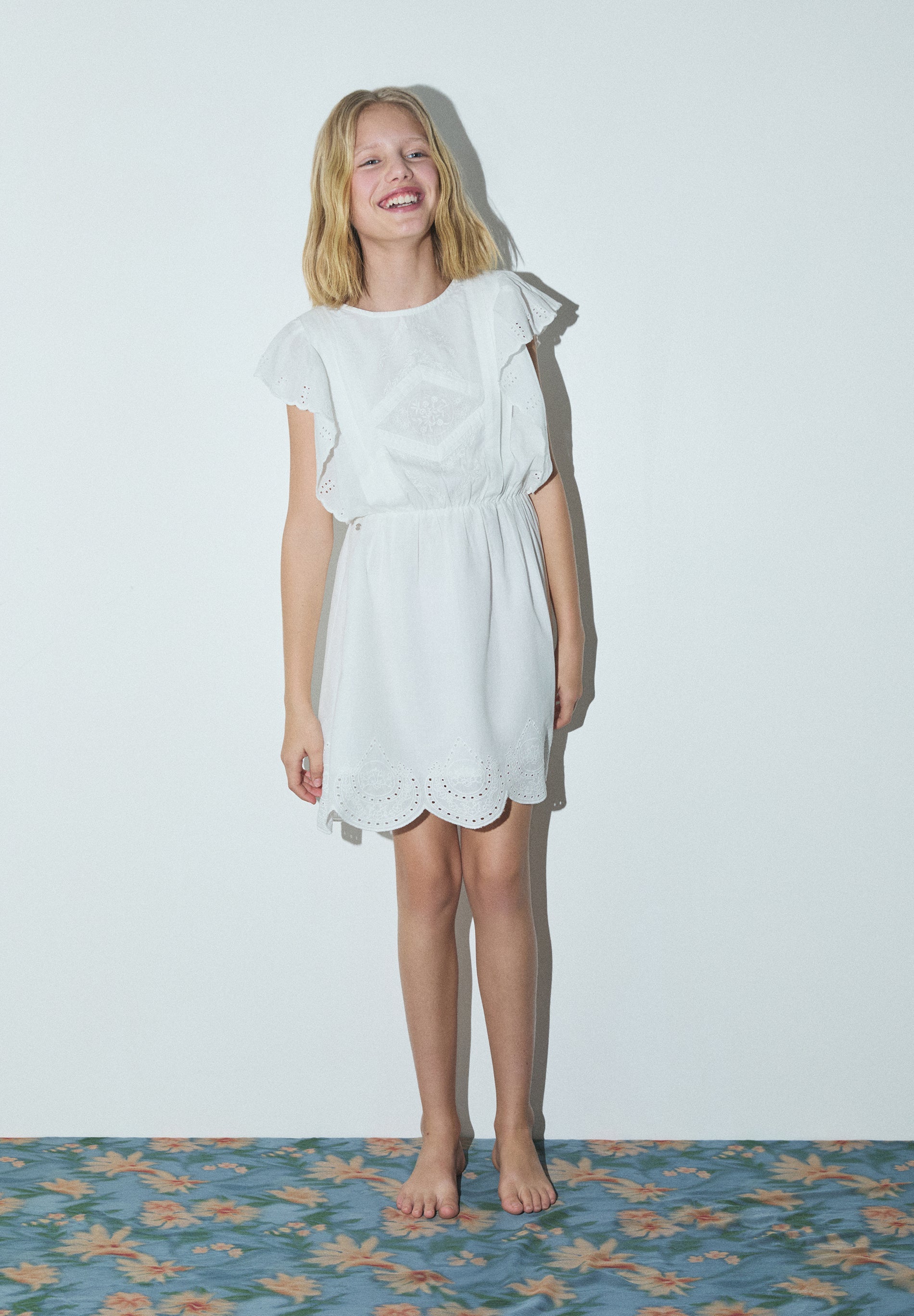 ROMANTISCHES KLEID MIT LOCHMUSTER