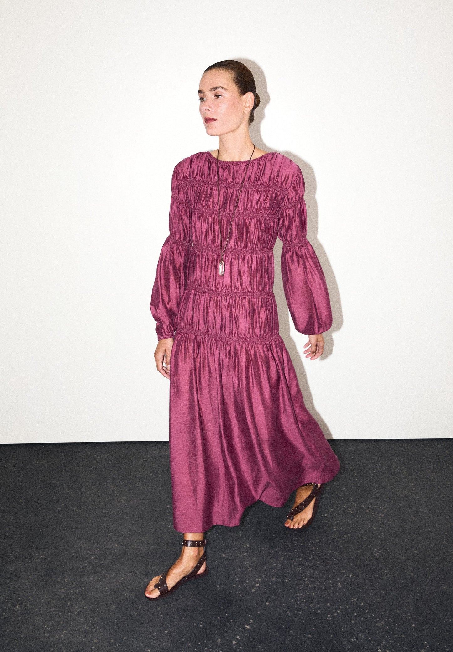 GESMOKTES KLEID MIT PUFFÄRMELN