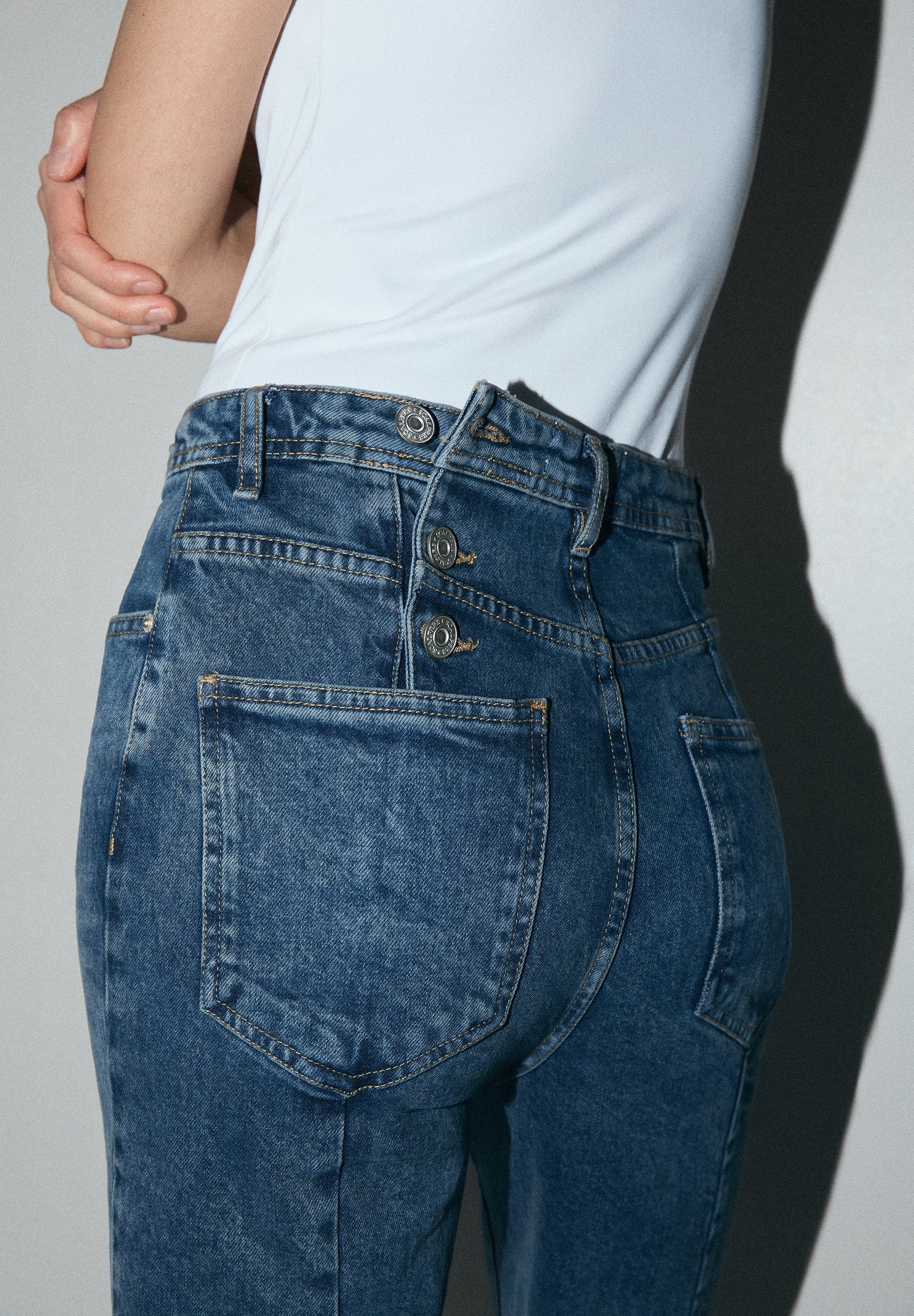 JEANS MIT KNÖPFEN HINTEN