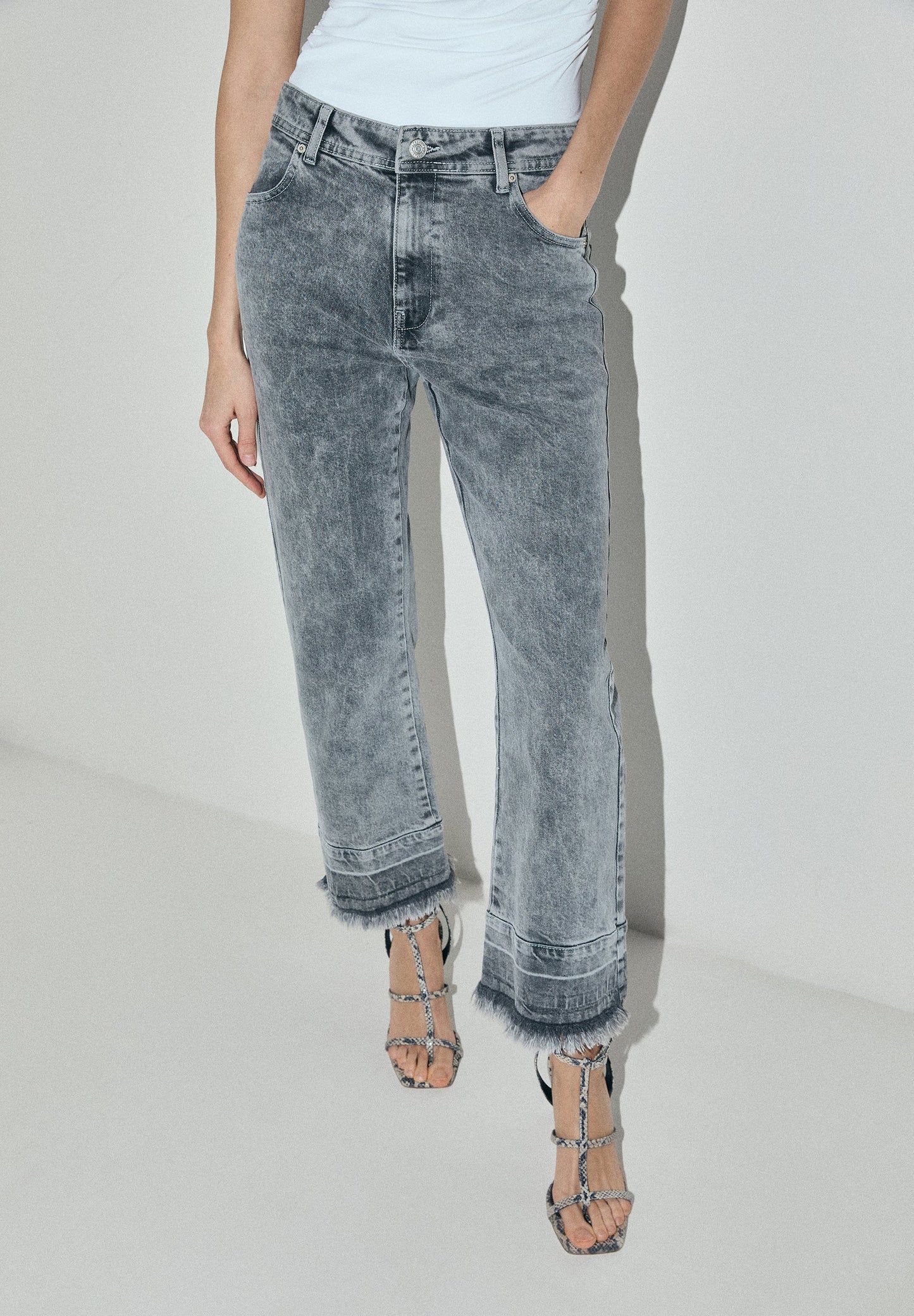 VERWASCHENE UND AUSGEFRANSTE JEANS