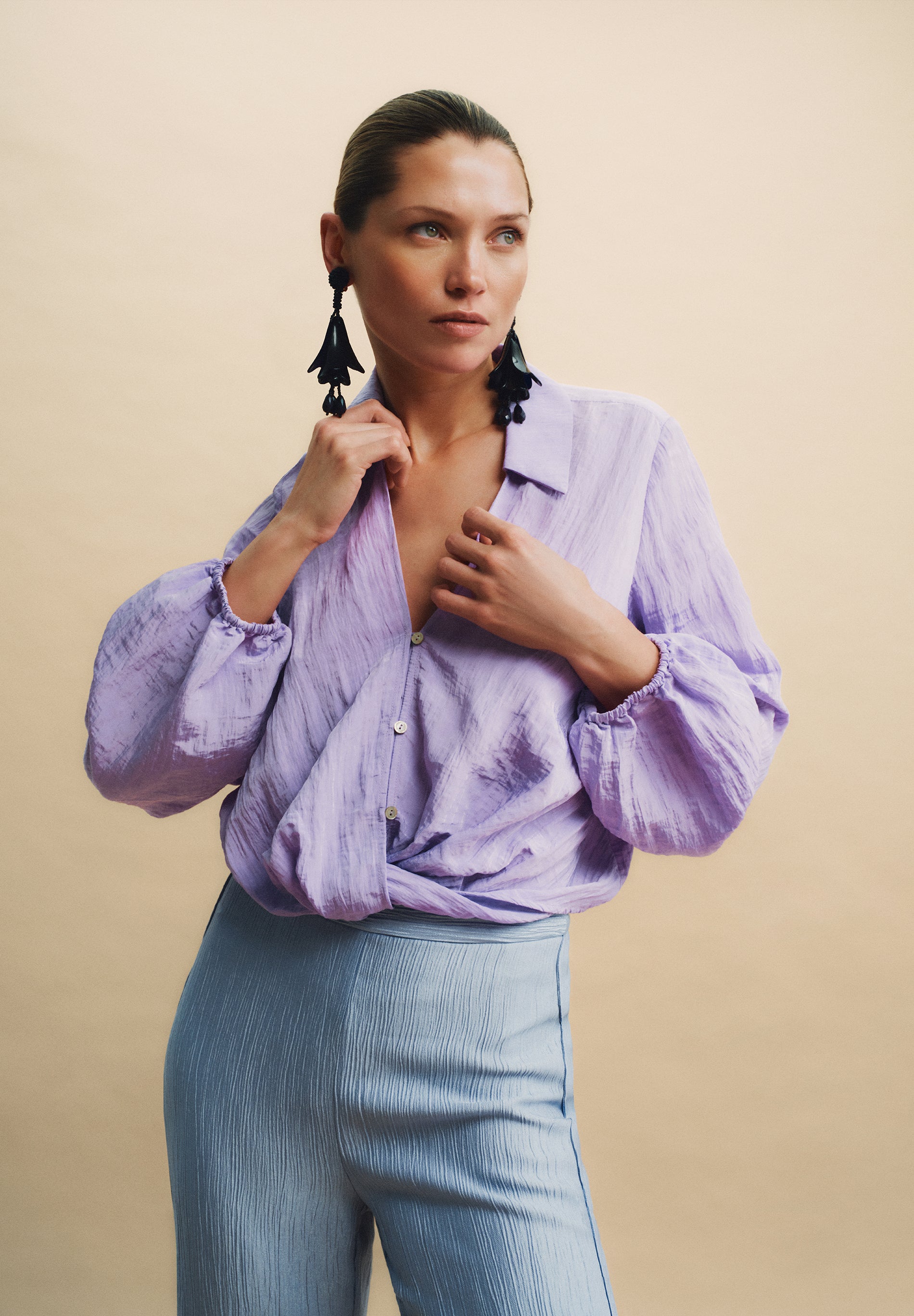 FLIESSENDE BLUSE MIT ÜBERKREUZTEM DETAIL
