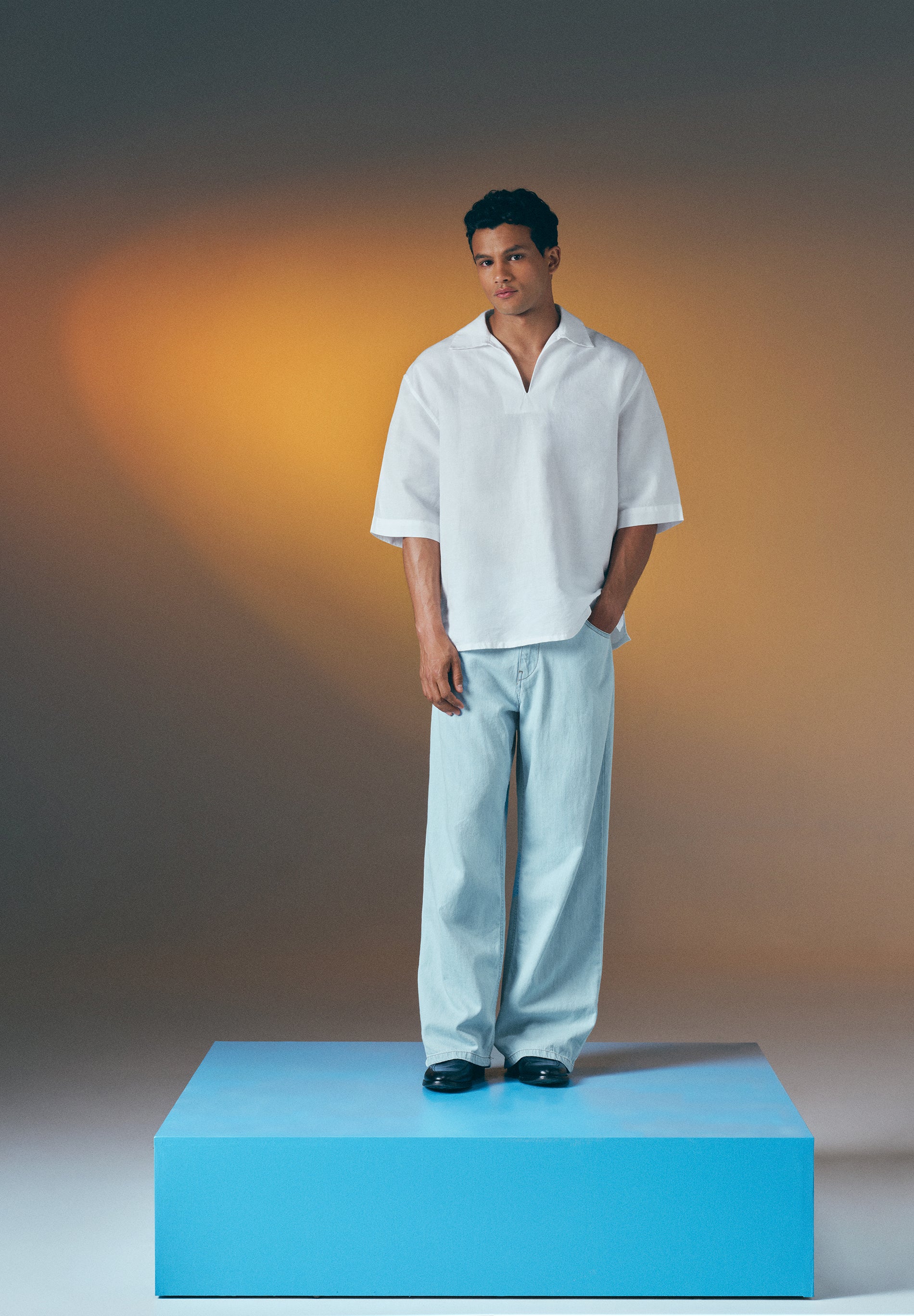 DENIM-JEANS AUS LEICHTER BAUMWOLLE