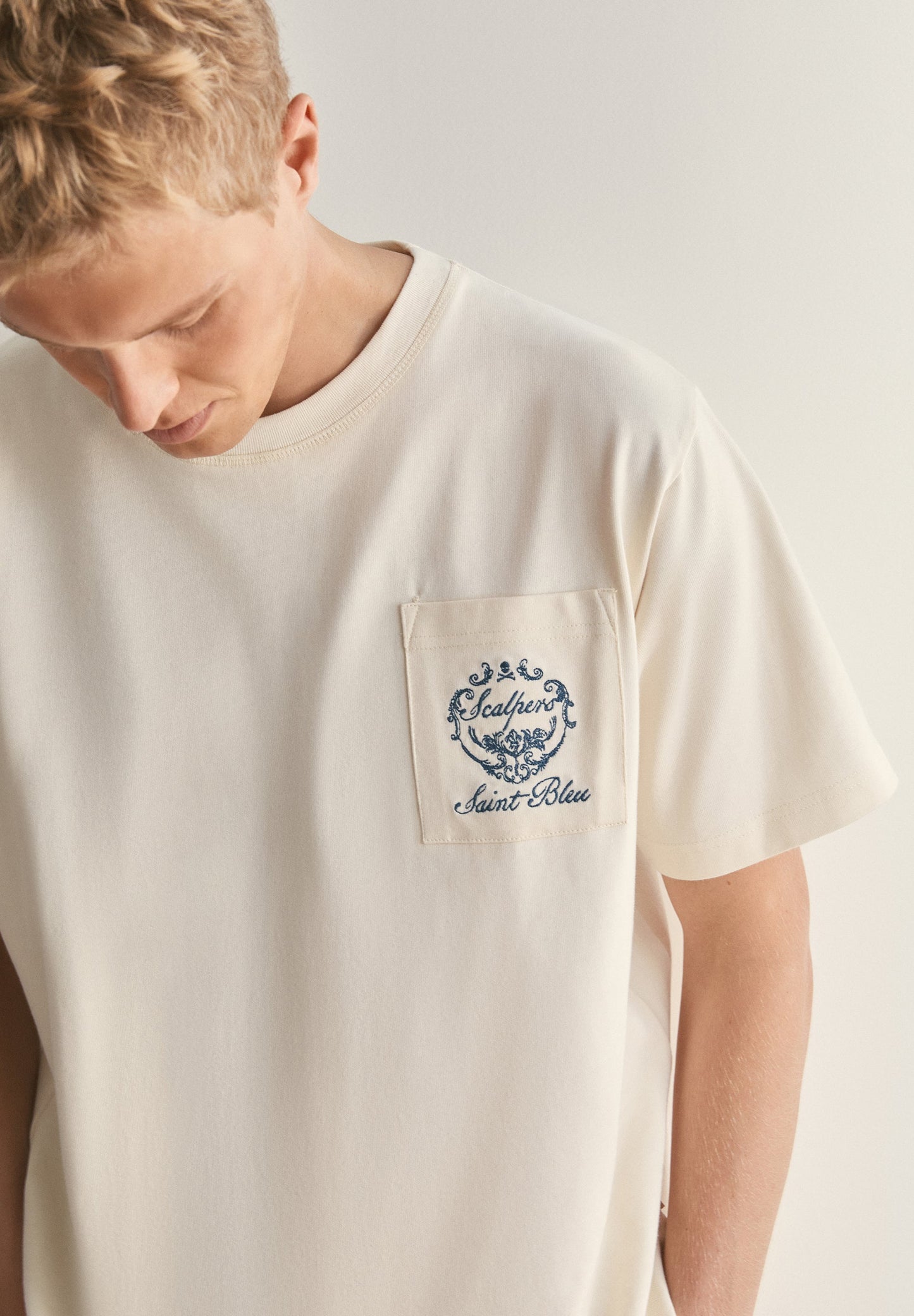 T-SHIRT IM BOXY FIT MIT STICKEREI