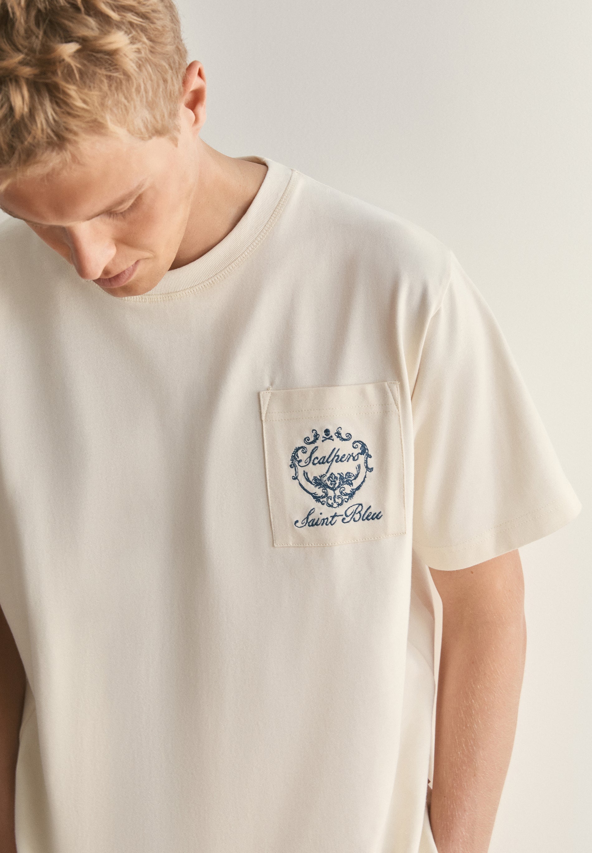 T-SHIRT IM BOXY FIT MIT STICKEREI